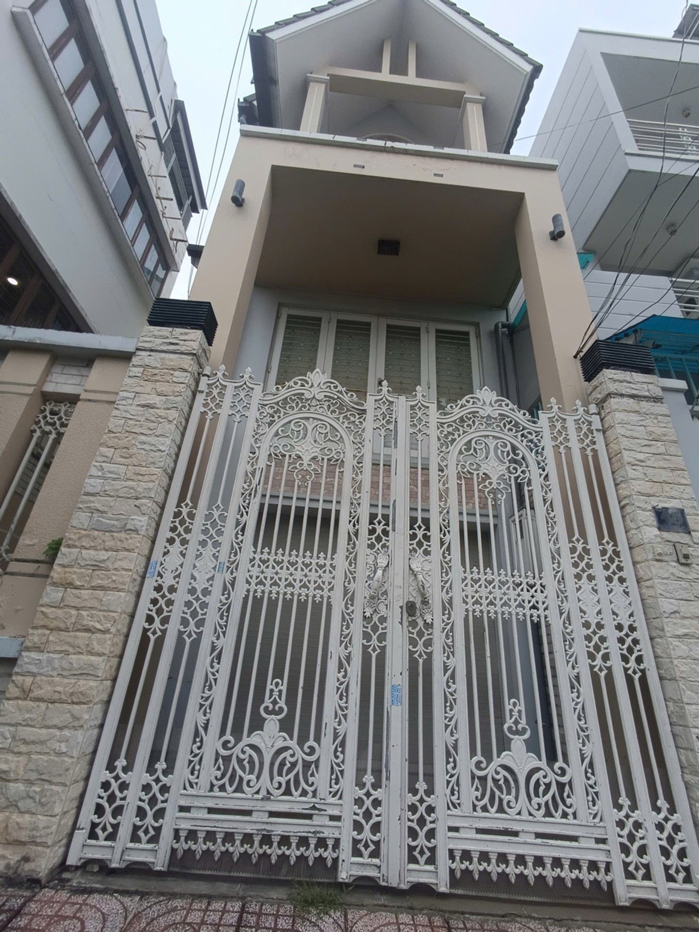 Bán nhà mặt phố 4 tầng sát Ủy Bạn xã Bình Hưng, mặt tiền 6m, 108m2