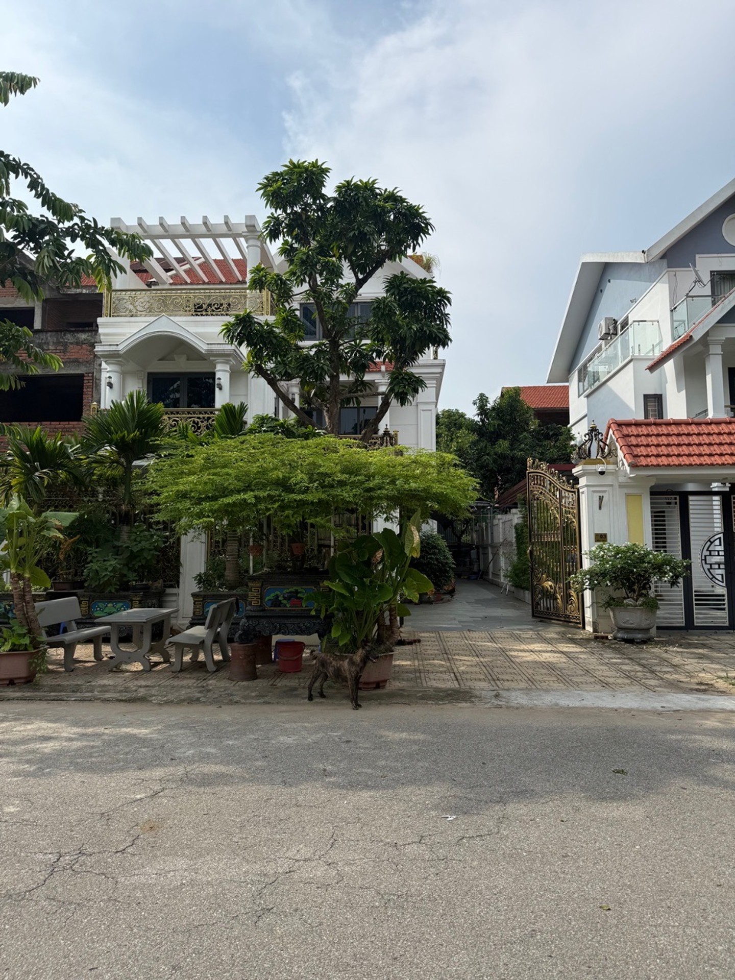 BIỆT THỰ PHÁP – LONG VIỆT RIVERSIDE | FULL NỘI THẤT TIỀN TỶ
🏡 Nhà 3 tầng, thiết kế sang trọng, sân