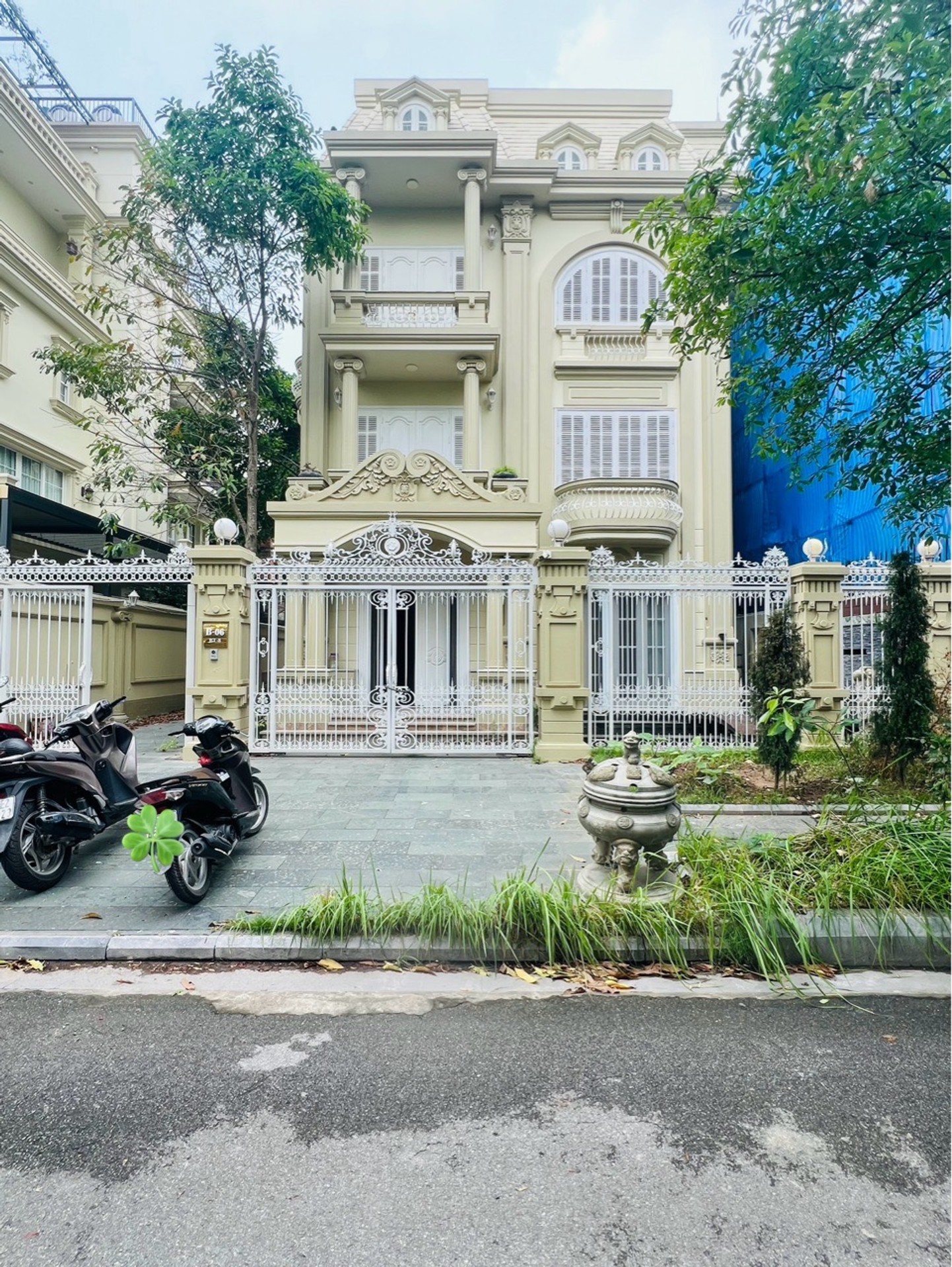 Biệt thự đẳng cấp 240m2 x 4 tầng thang máy khu đô thị Việt Hưng Long Biên view vườn hoa , vỉa hè .