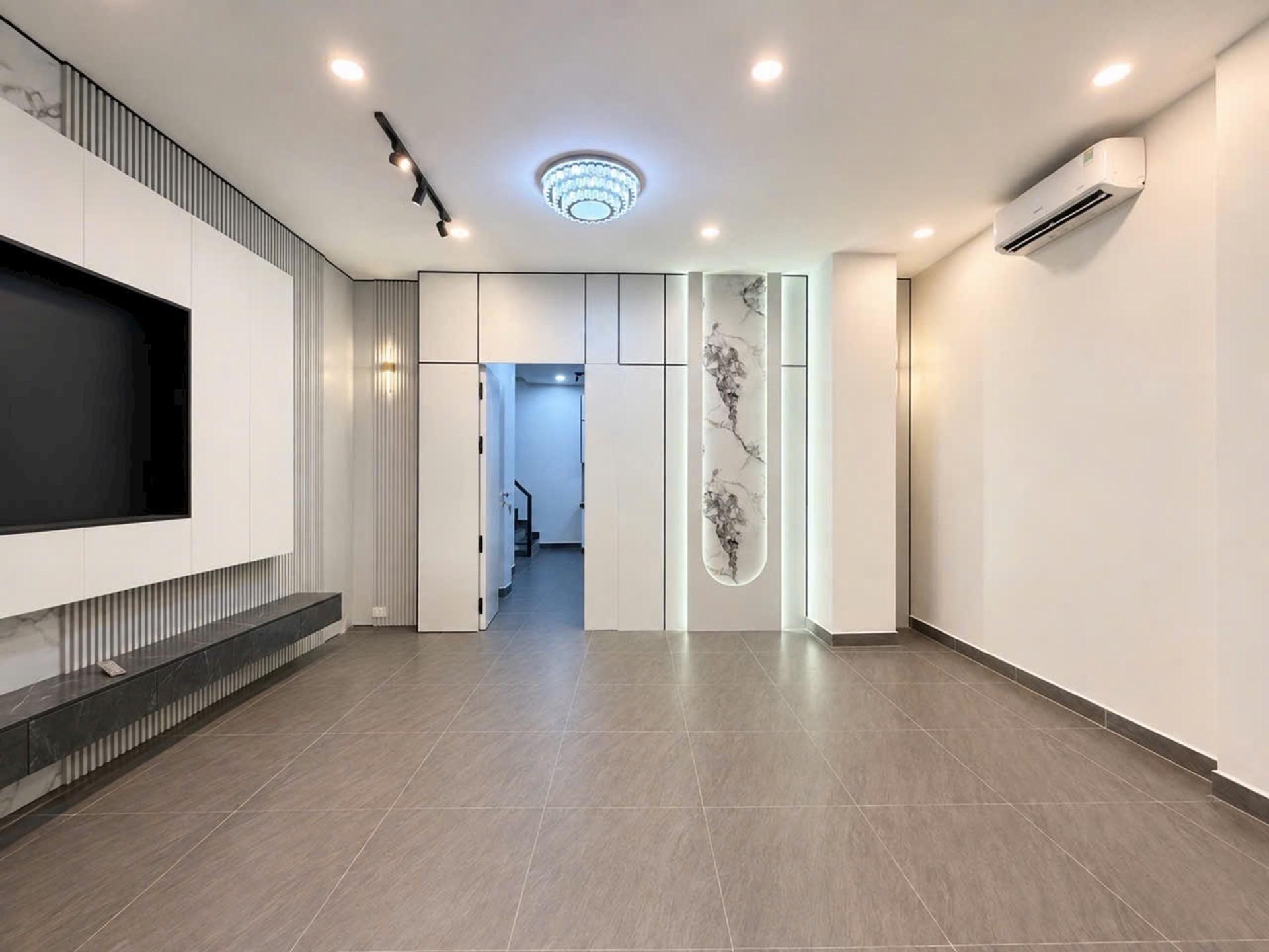 Cơ hội sở hữu nhà 4 tầng giáp chợ Bà Chiểu, gần Quận 1 với giá tốt