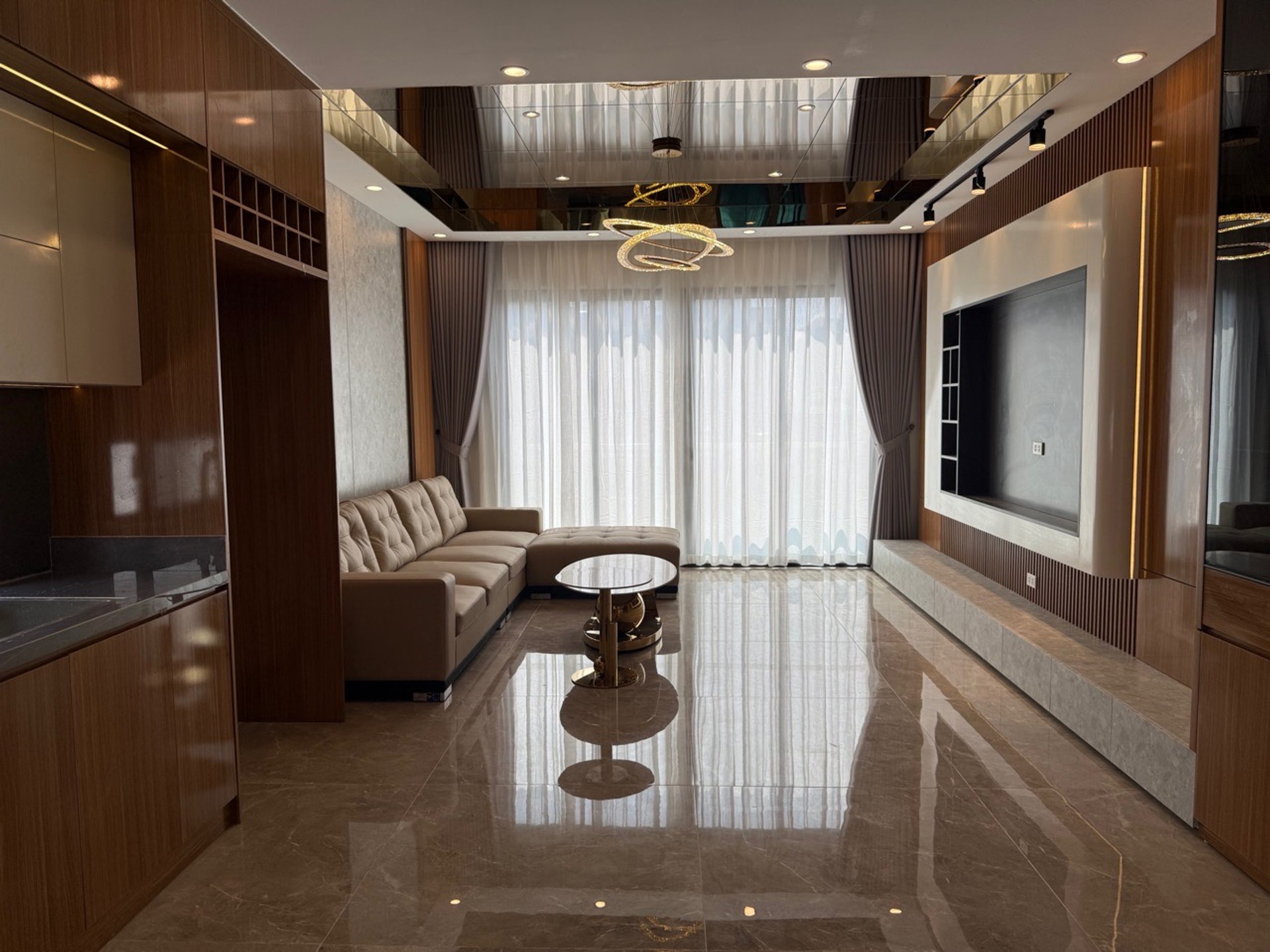 Nhà lô góc 6 tầng tại trung tâm khu tái định cư Ngọc Thụy, thiết kế hiện đại và tiện nghi