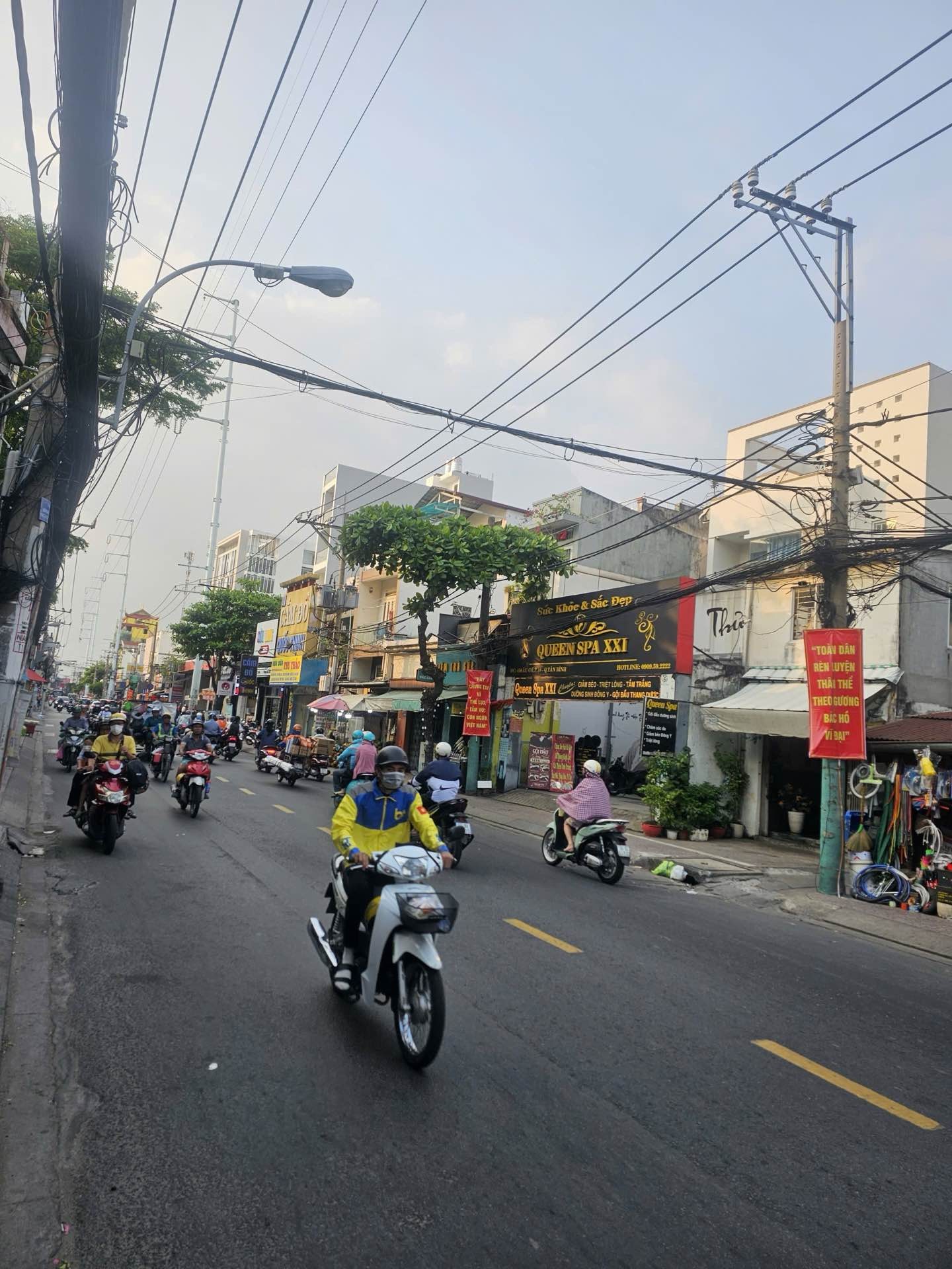 Nhà mặt phố kinh doanh mặt tiền rộng 10m tại Tân Phú