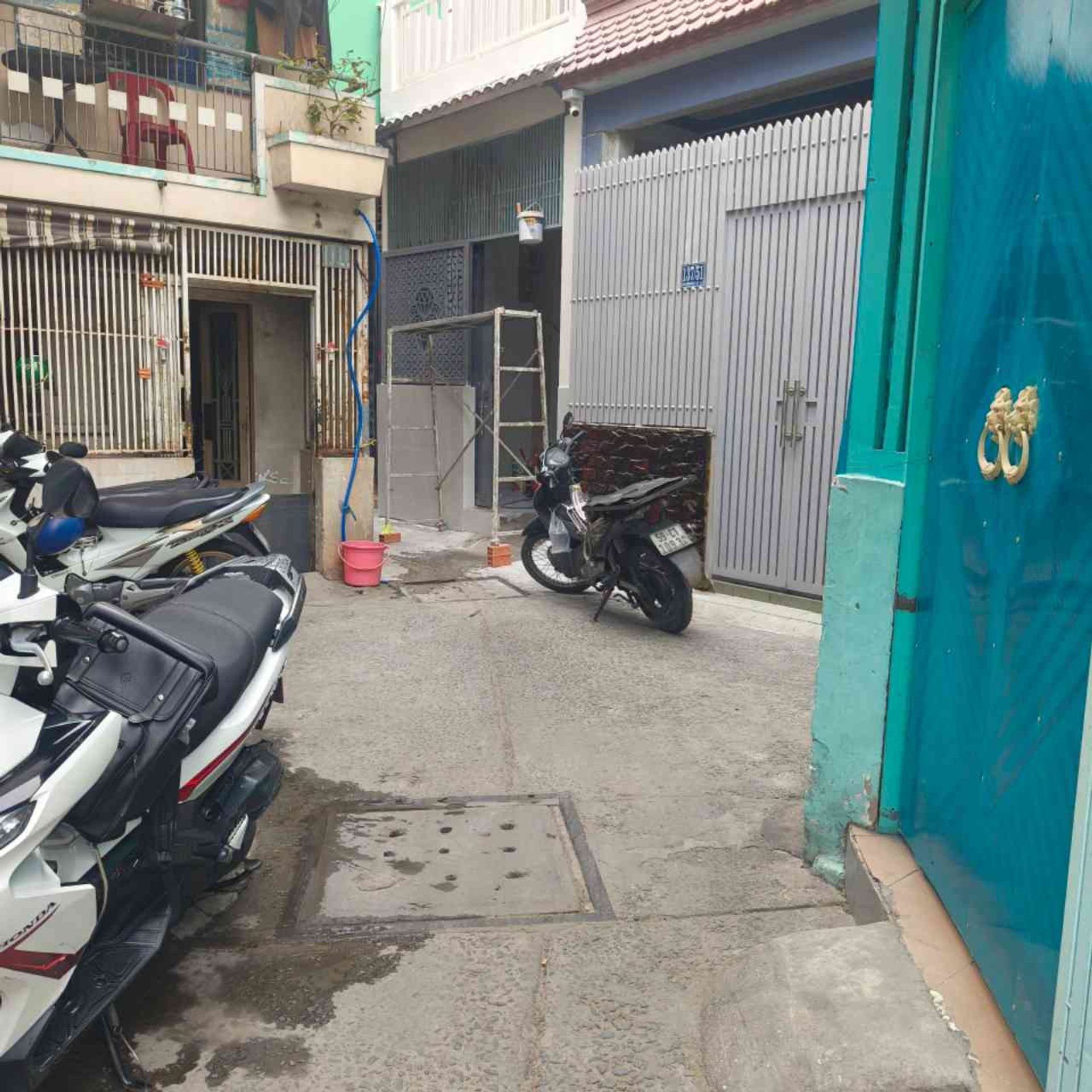 Nhà mới xây gần chợ lớn, cực tiện nghi