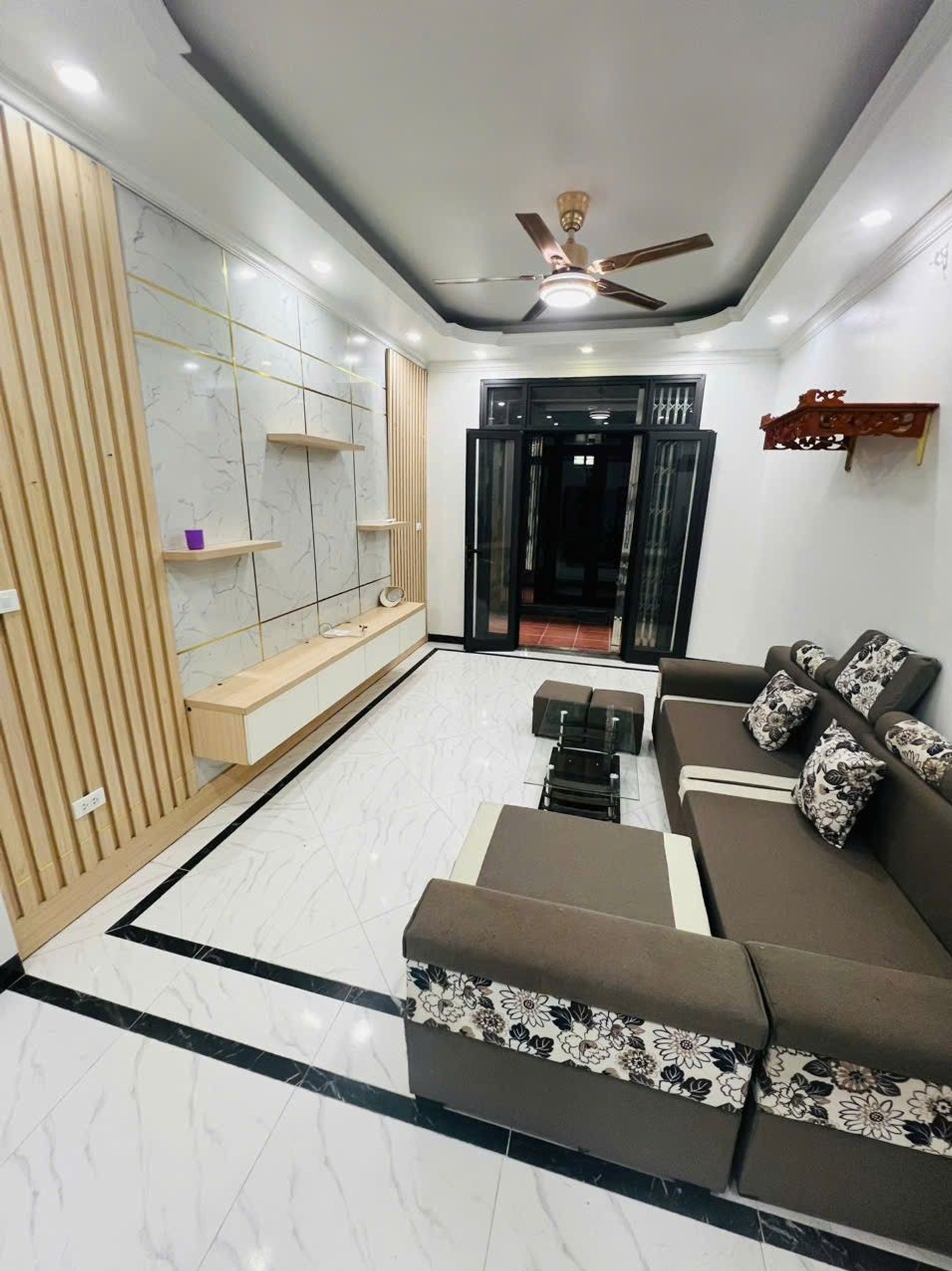 Nhà 5 tầng, 3 ngủ, 4 tắm giảm giá tại quận Hòa Bình
