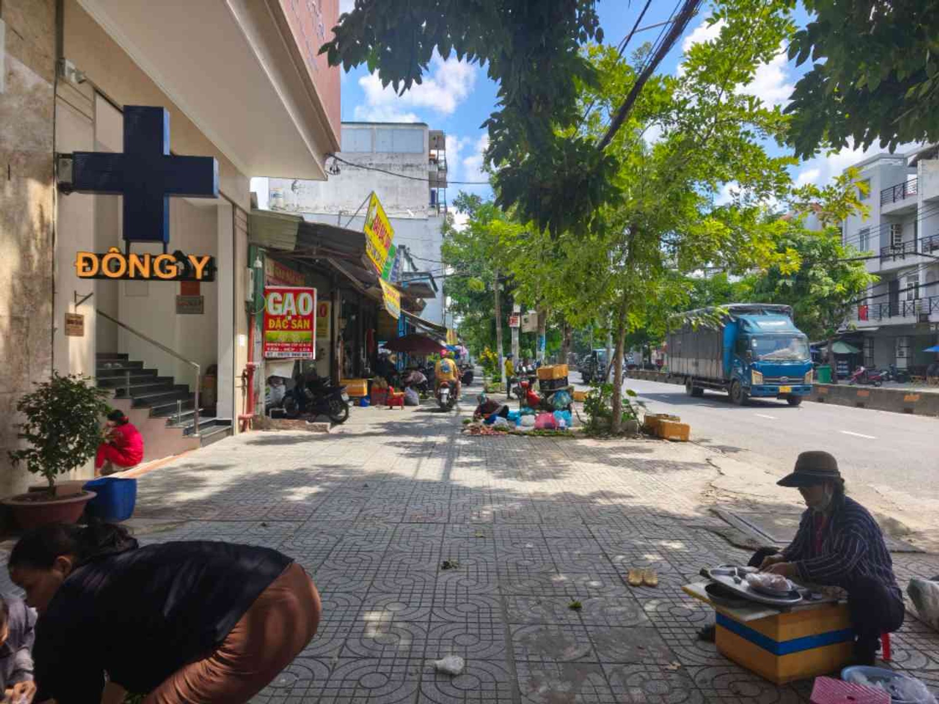 Nhà mặt phố lô góc hai mặt tiền tại quận 12 tiện kinh doanh
