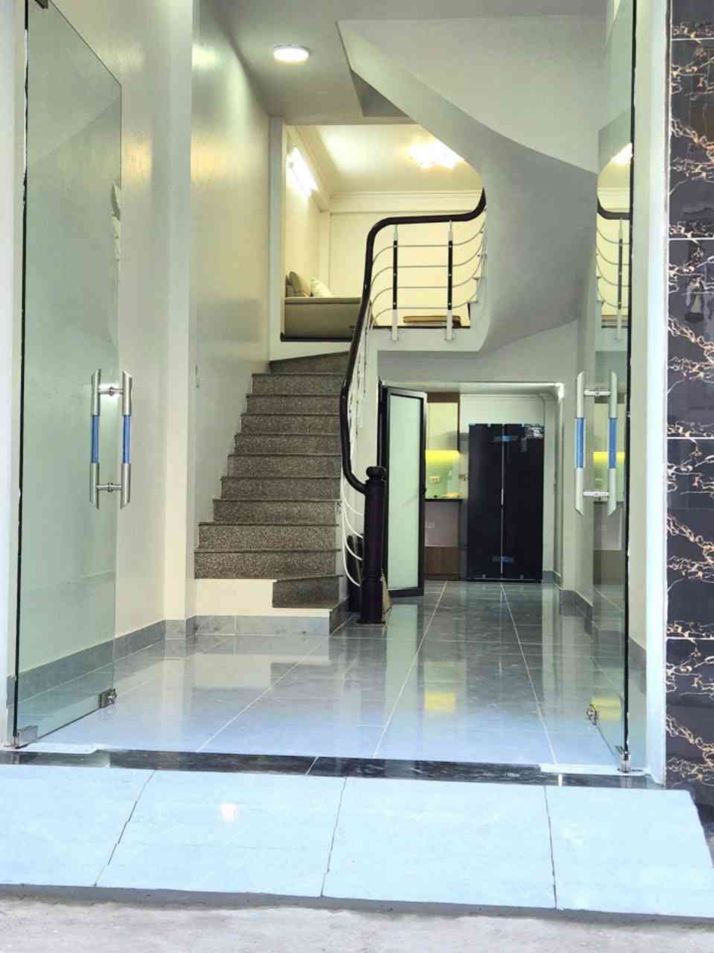 Nhà 5 tầng ô tô vào tận nơi, kinh doanh sầm uất quanh The Manor - Linh Đàm