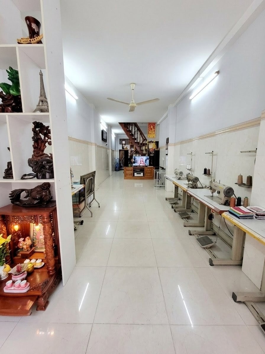 Nhà Tân Bình - Lạc Long Quân, 2 tầng ở ngay - ngang hơn 3m - dài 15m – hơn 6 tỷ.