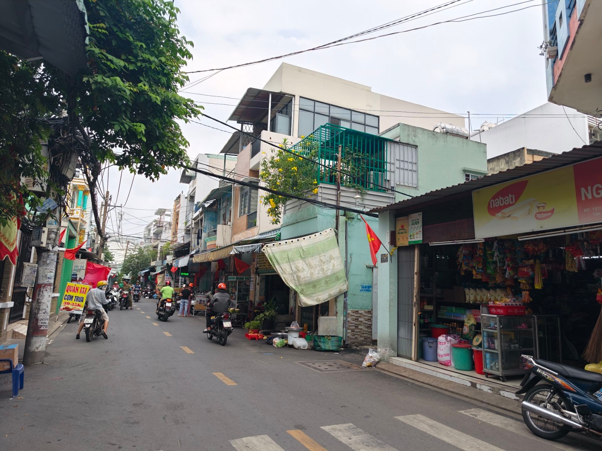 Bán nhà riêng 200m2 tại Tân Phú, phù hợp kinh doanh, giá tốt