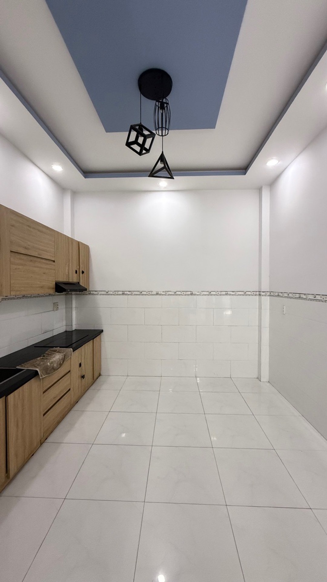 Nhà 3 tầng hẻm rộng Kênh Tân Hóa, Tân Phú giá 5.99 tỷ