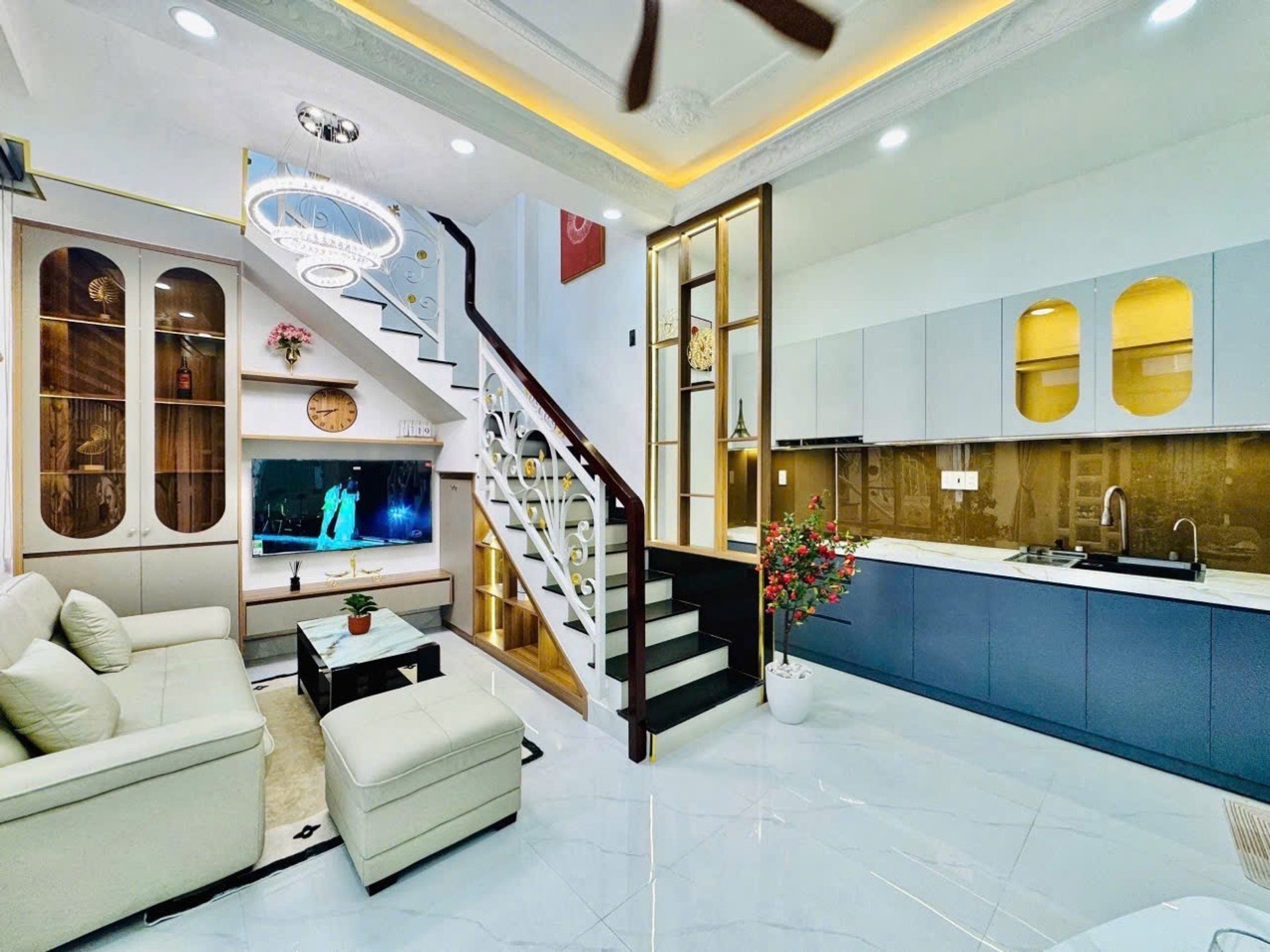 Nhà góc 5 tầng, 2 mặt tiền mới ở ngay giữa Trung tâm Phú Nhuận