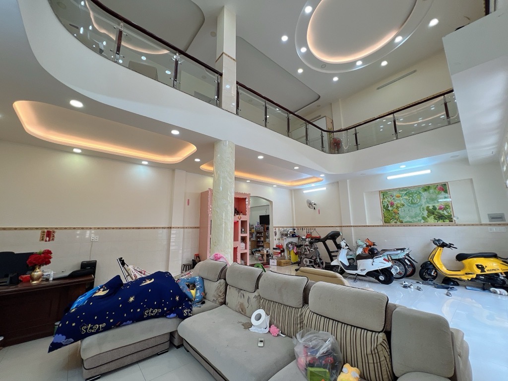 Bán nhà mặt phố 3 tầng rộng 215m² tại Tân Phú giá 28 tỷ