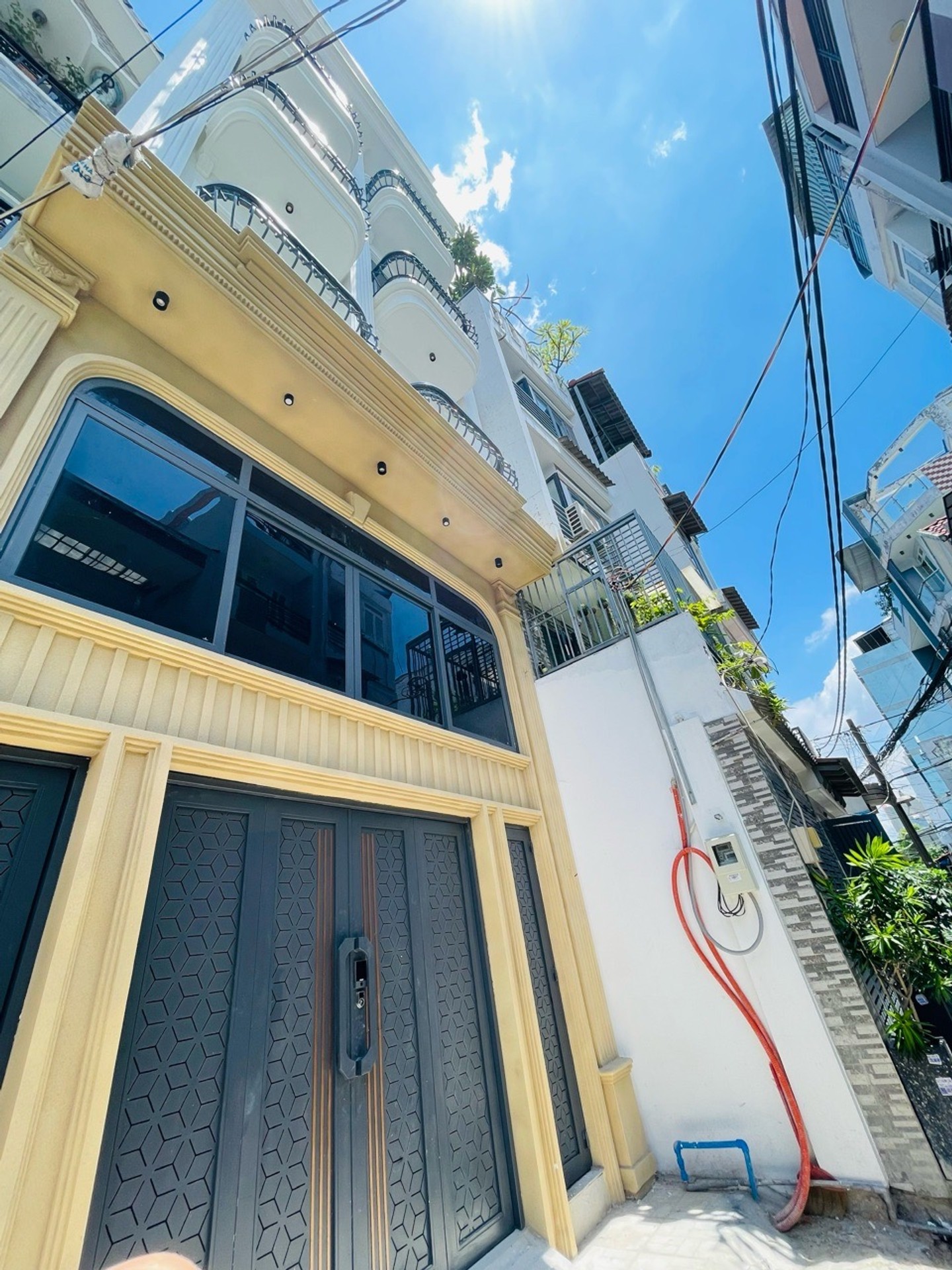 Bán nhà riêng 6 tầng 15 phòng tại phường Huỳnh Văn Nghệ, hướng Đông Nam, có thang máy