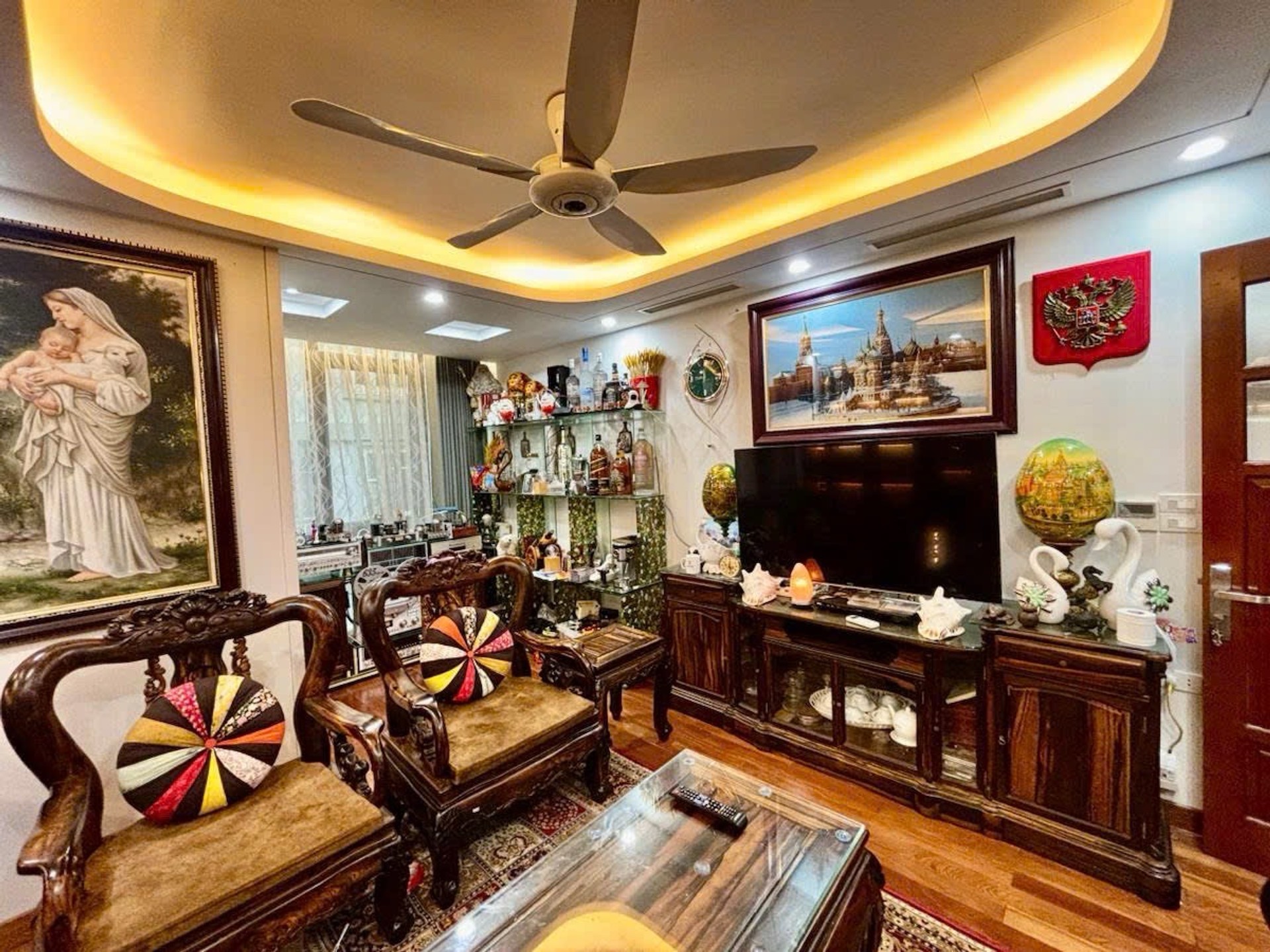 Nhà 7 tầng thang máy, vị trí trung tâm kết nối ba quận, thuận tiện kinh doanh