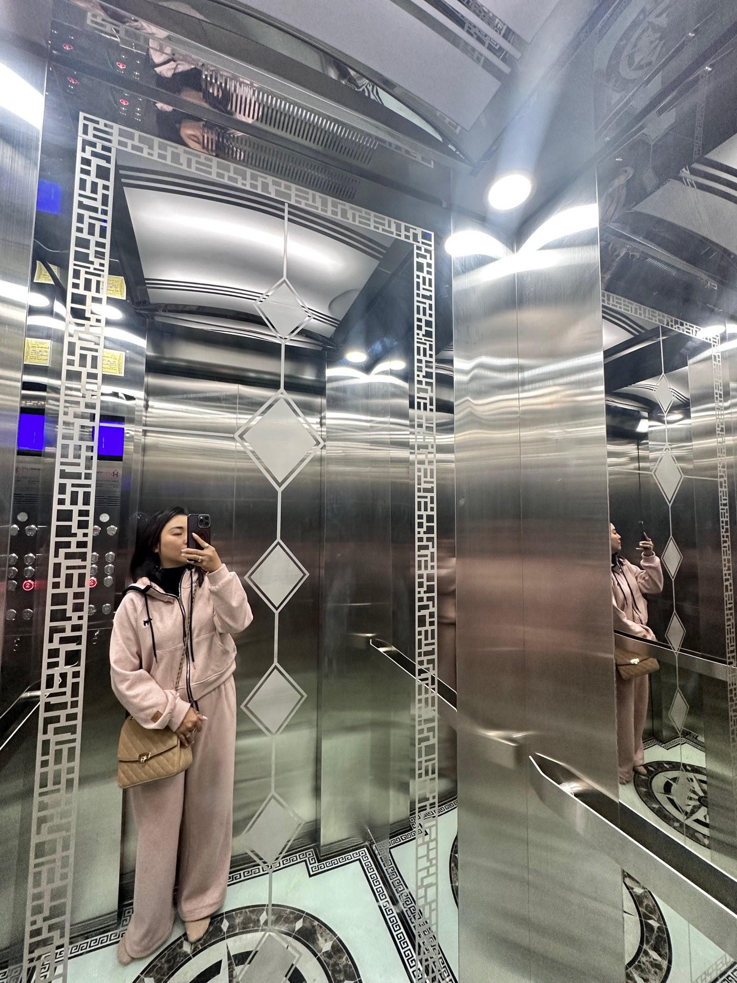 Nhà 6 tầng, 4 phòng ngủ khu Thạch Bàn, giá 11,3 tỷ