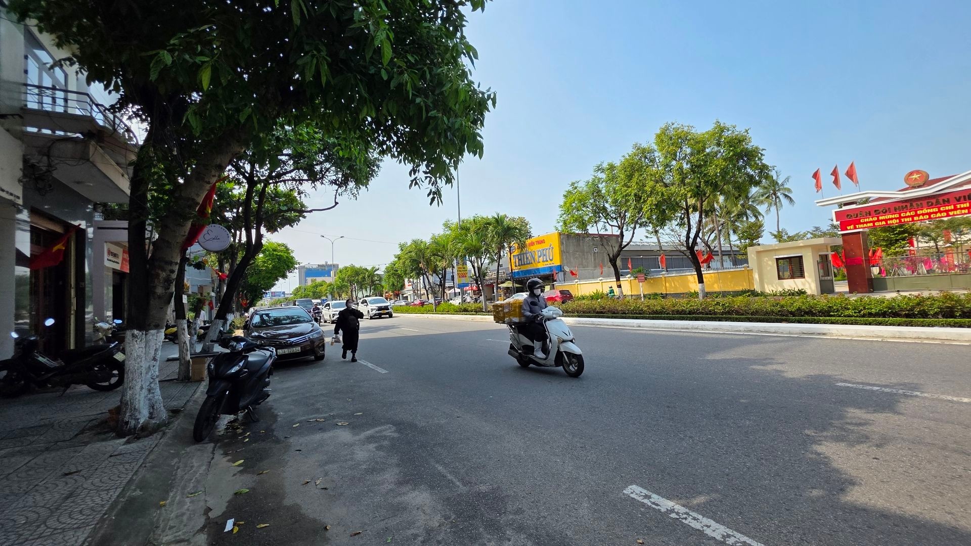 Bán nhà mặt phố Duy Tân, diện tích 105.4m2, 1.5 tầng, nở hậu, giá cạnh tranh
