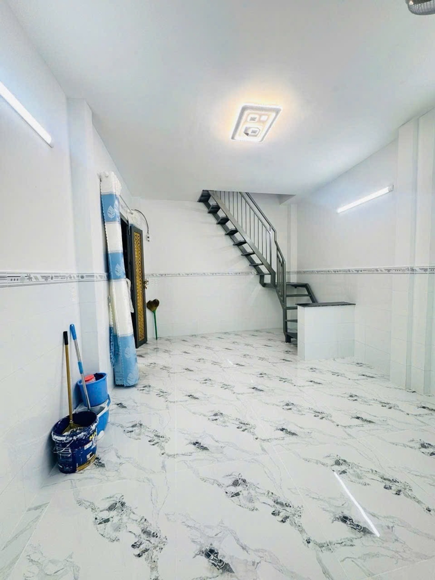 Nhà 3 tầng 4 phòng ngủ ở Quận 4, giá TL