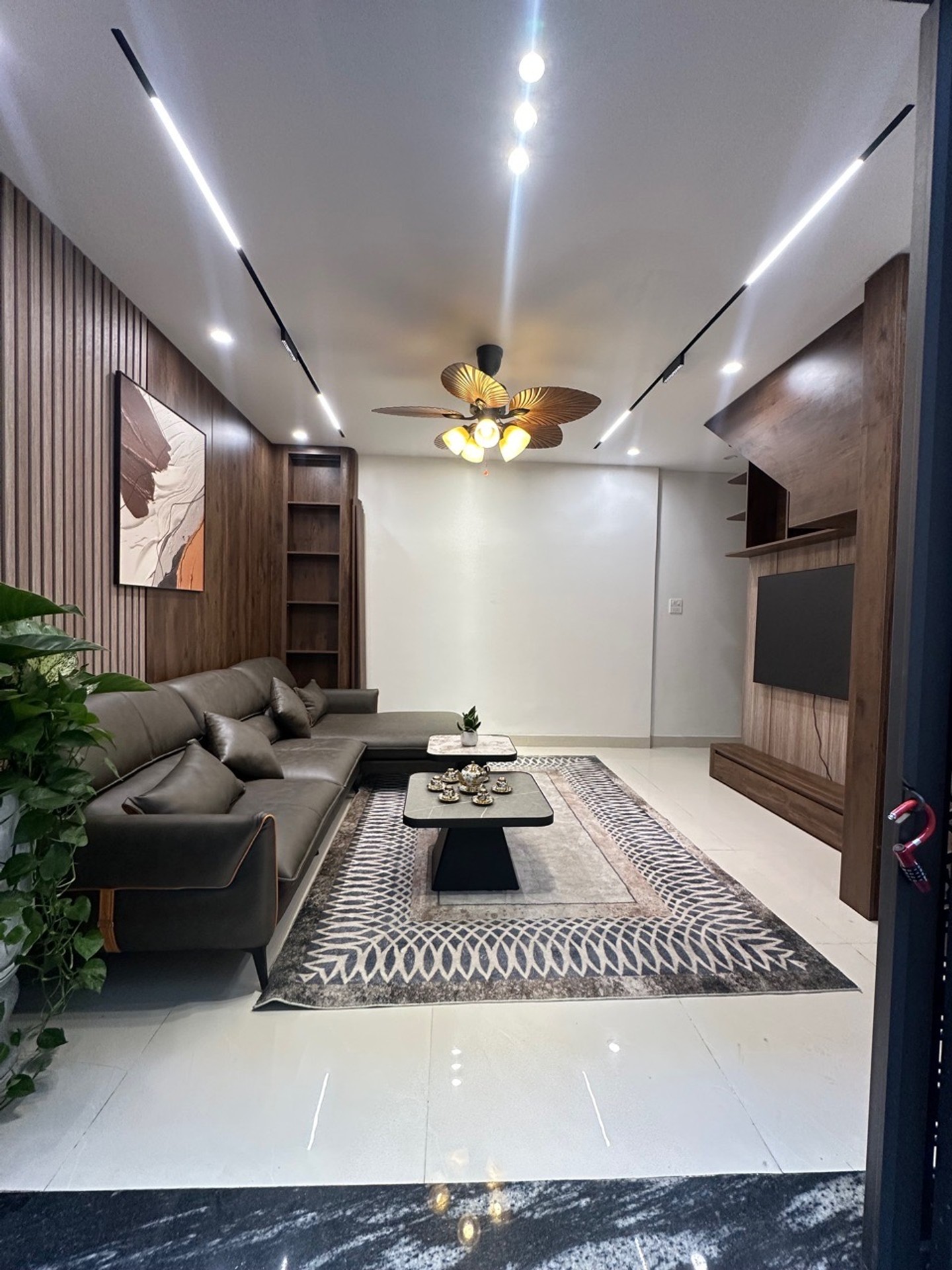 Đại La - hơn 9 tỷ - 6 Tầng Thang Máy - vài mét ra Ô TÔ