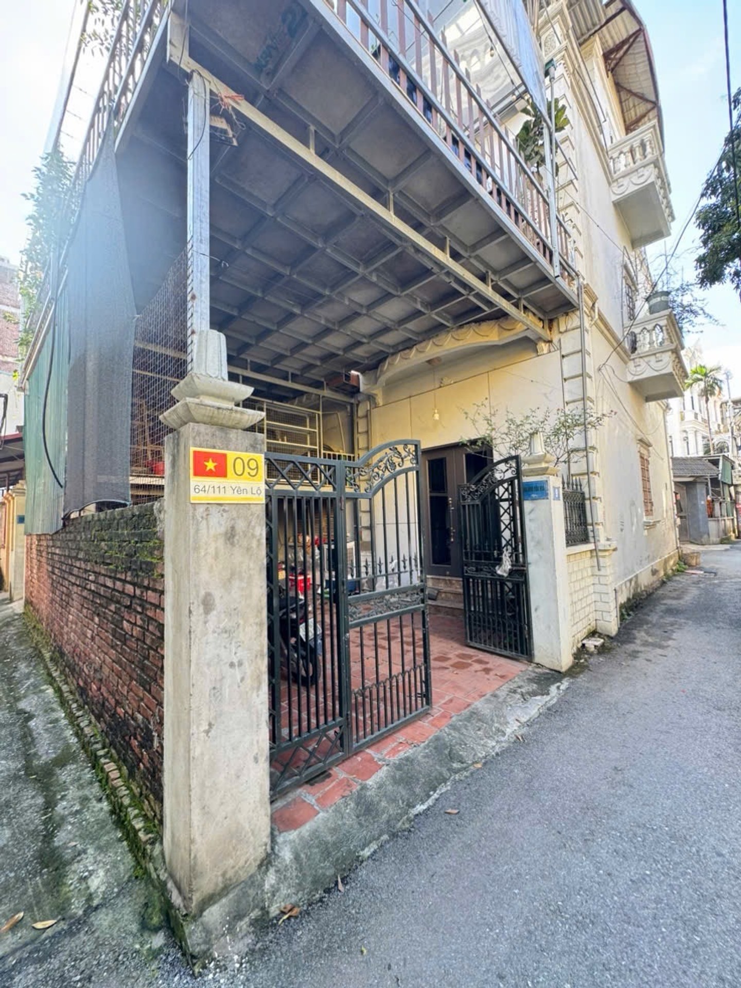 Nhà 3 tầng lô góc diện tích 120m2 khu Yên Nghĩa