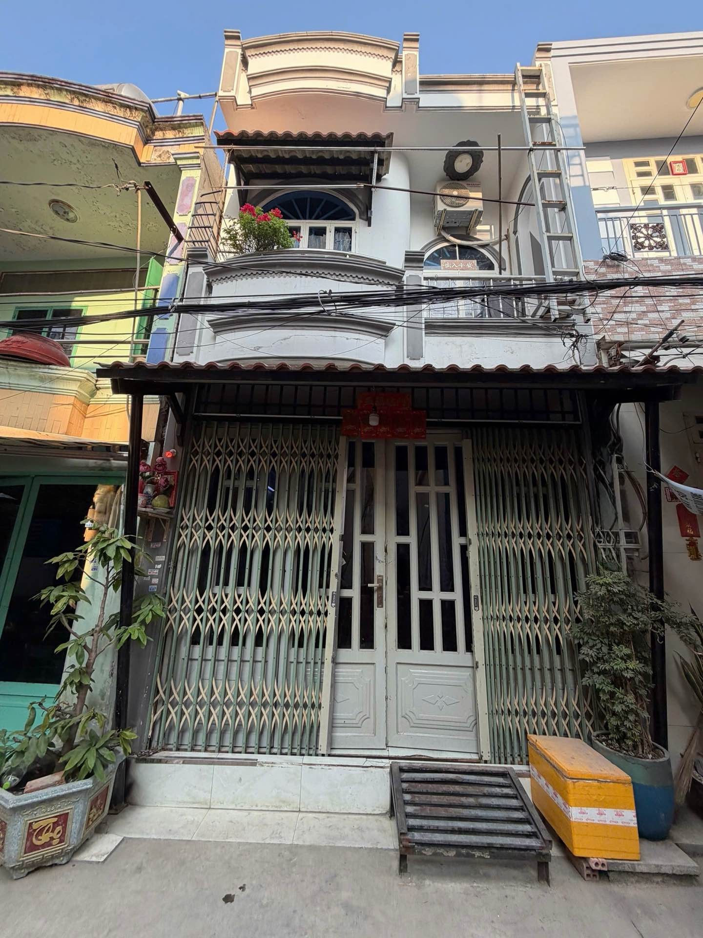 Nhà 2 tầng đẹp, giá sốc gần trung tâm Bình Tân