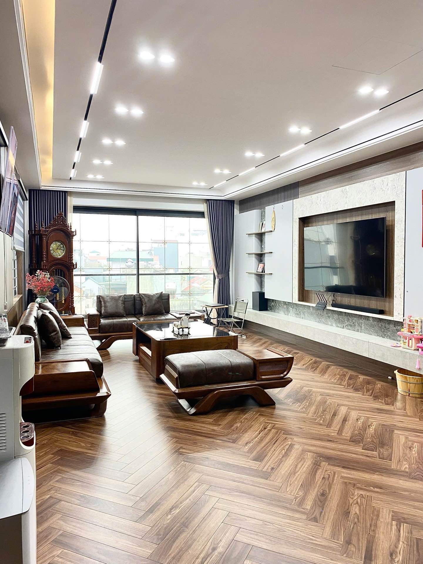 Văn phòng Long Biên 8 tầng thang máy, nội thất sang xịn tại Ngọc Lâm