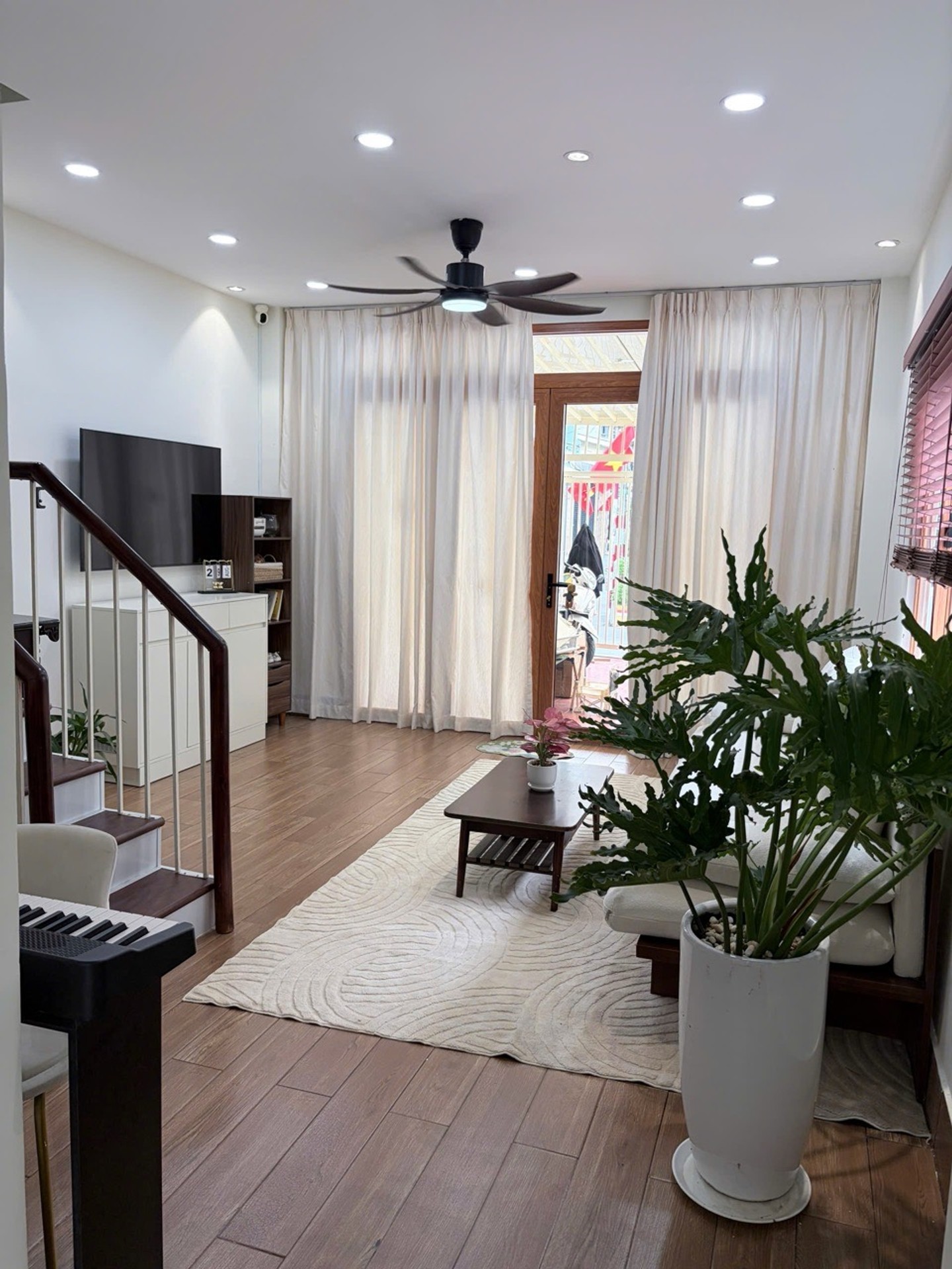 Bán nhà 2 tầng lô góc mặt thoáng ngay khu vực Âu Cơ, 63m2