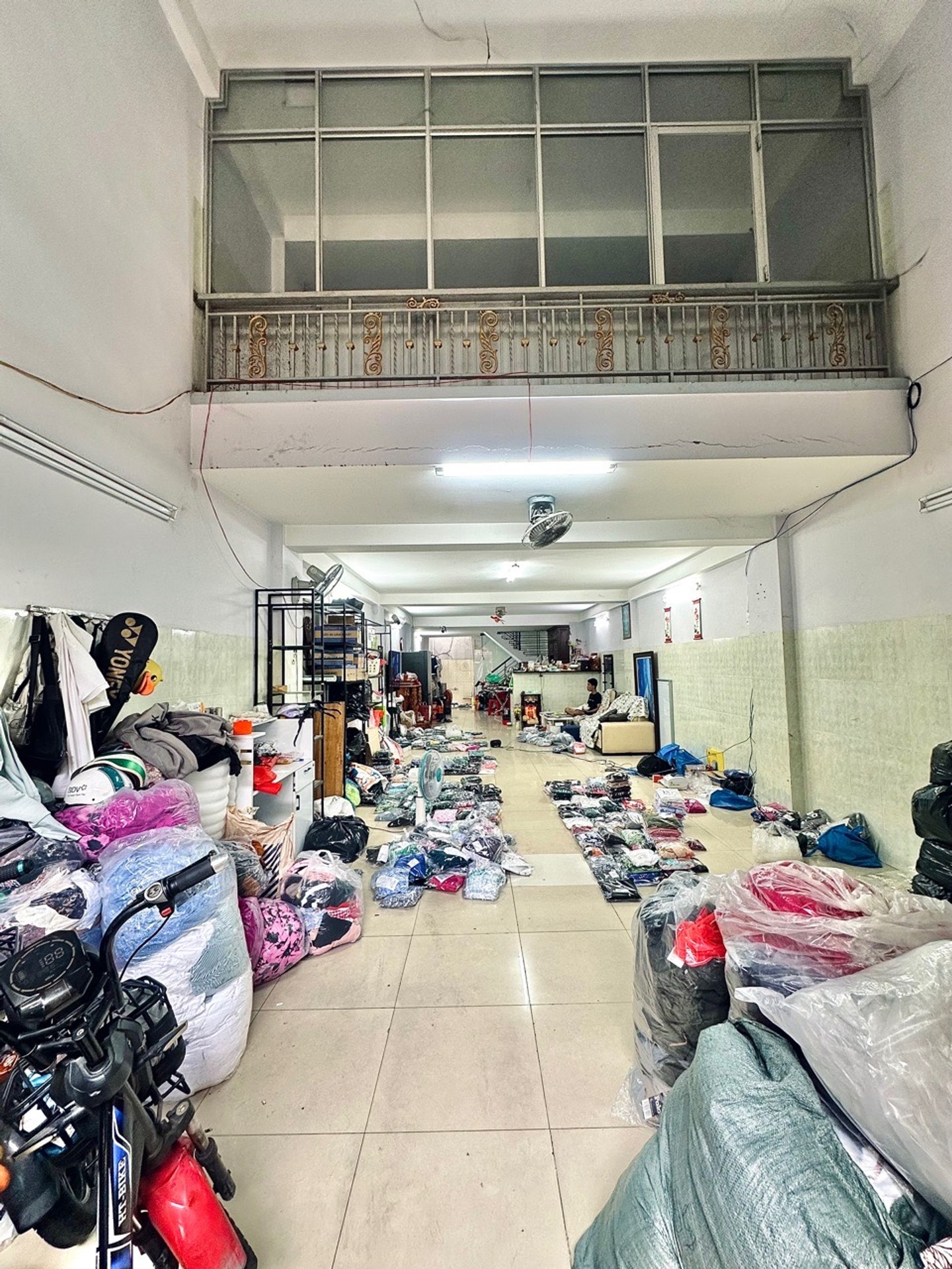 Bán nhà 5 tầng có thang máy gần sân bay, diện tích 131m2