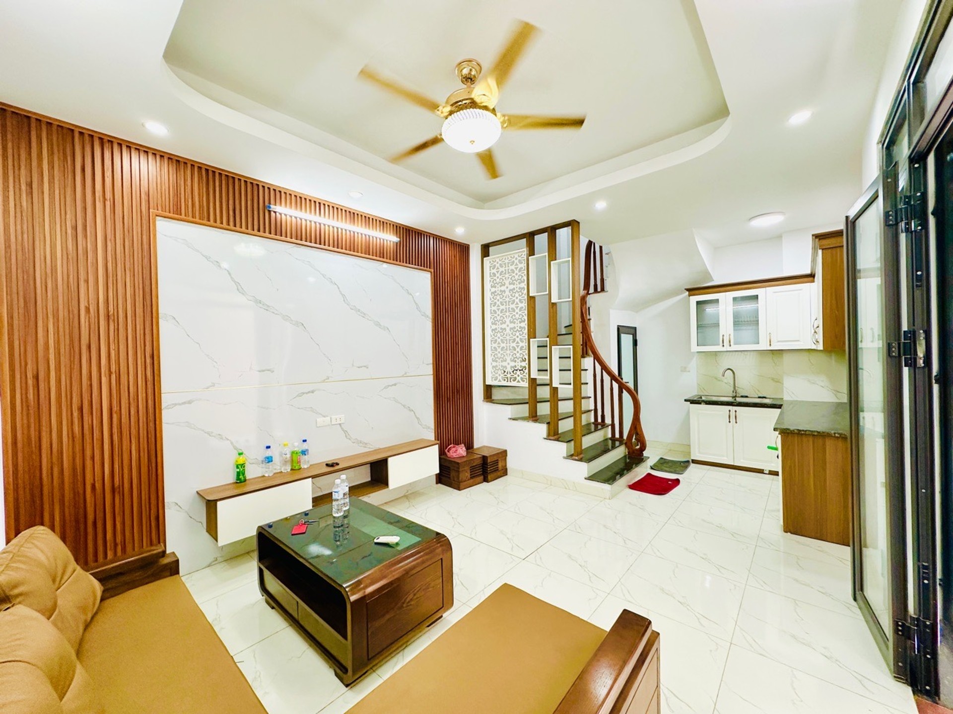 Bán nhà riêng 5 tầng hướng Nam tại Thạch Bàn, Sài Đồng, diện tích 43m², mặt tiền 6.3m
