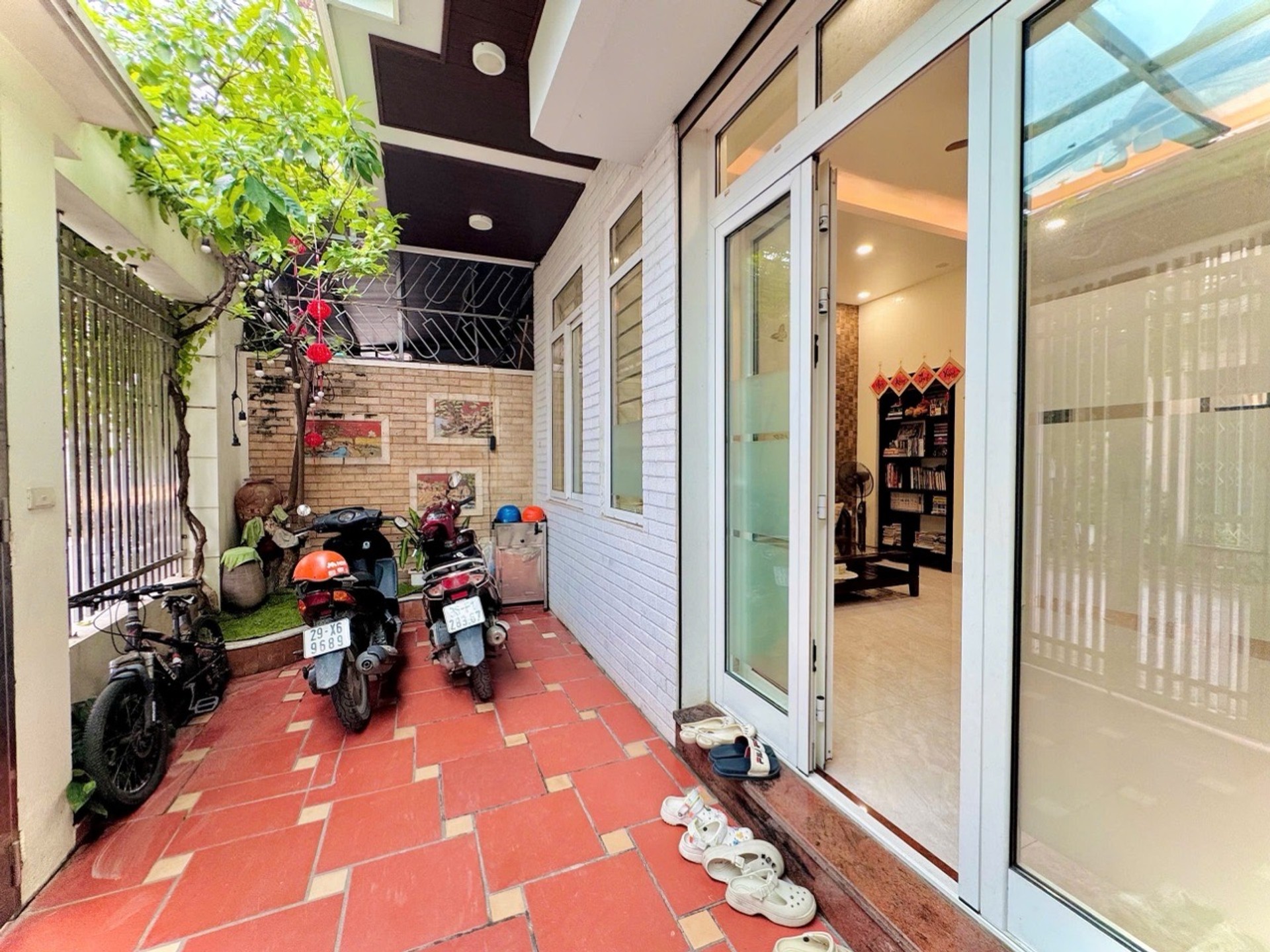 Cơ hội sở hữu nhà 5 tầng mặt tiền rộng tại Nguyễn Văn Linh - Ngõ to như phố, giá tốt. Bán mọi giá.