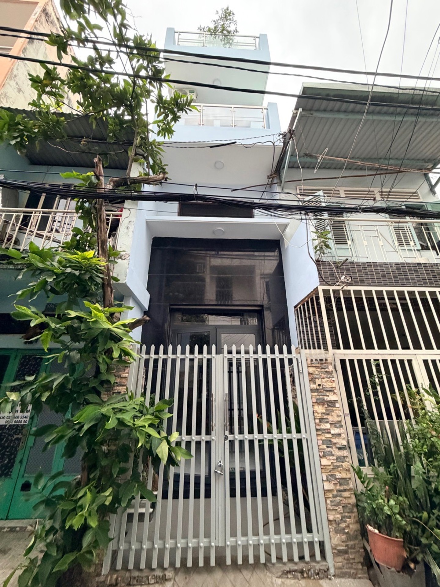 Nhà Lạc Long Quân 4 Tầng Rộng Rãi, Hẻm Xe Hơi