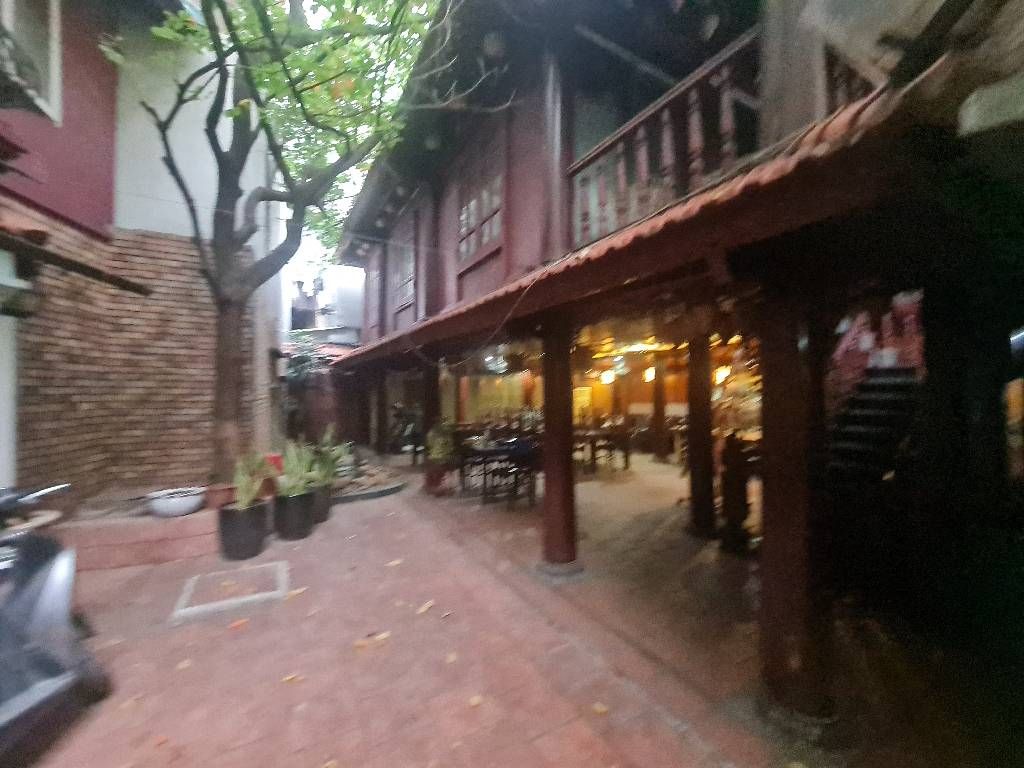 Bán nhà biệt thự GỖ 400m2 , sân vườn 2 tầng tại trung tâm Quận Đống Đa , phố Xã Đàn.