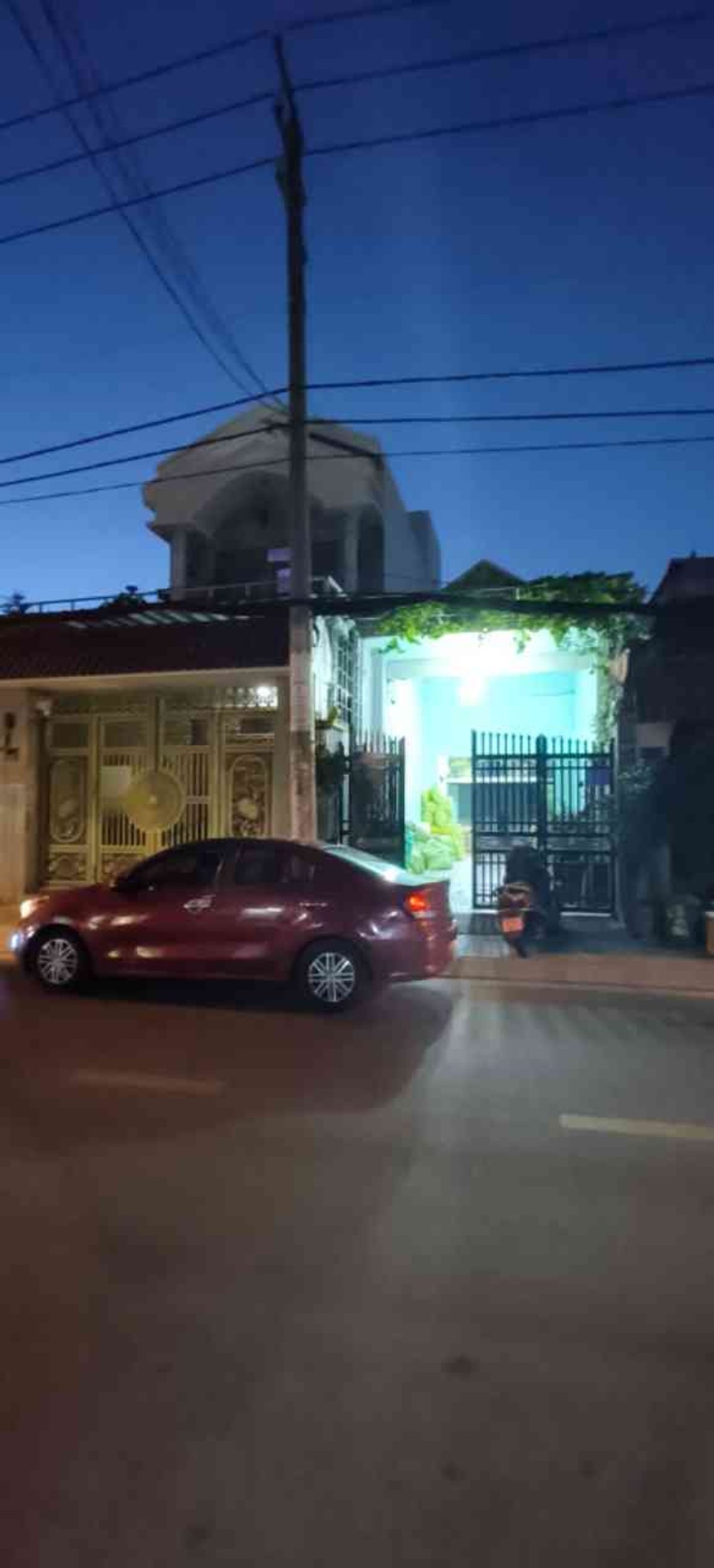 Bán nhà mặt phố 2 tầng kèm đất mặt tiền tại quận trung tâm