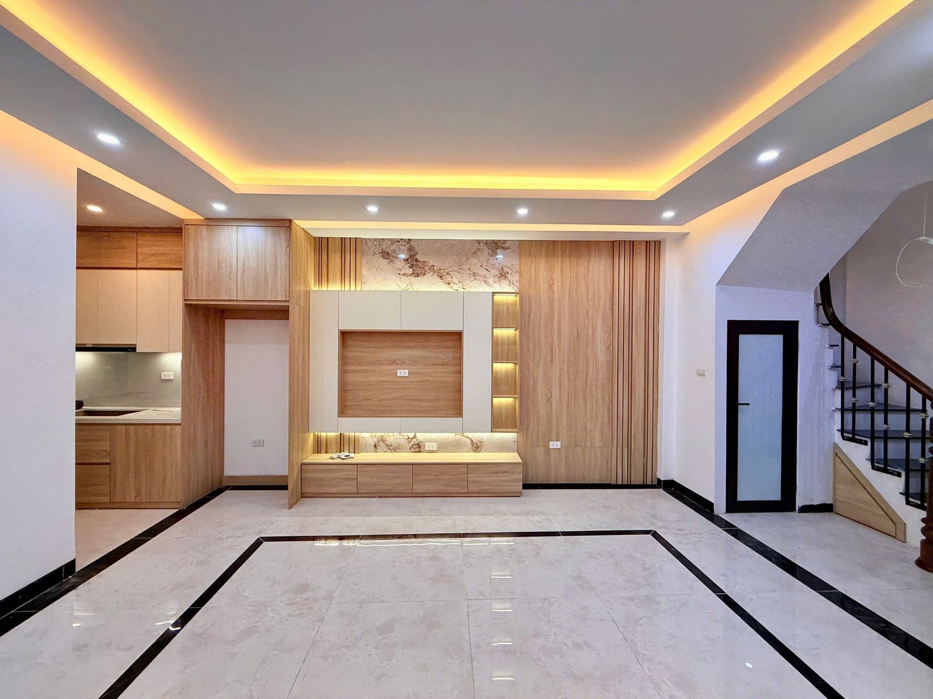 Cơ hội vàng sở hữu nhà 6 tầng thang máy ngõ thông quận trung tâm