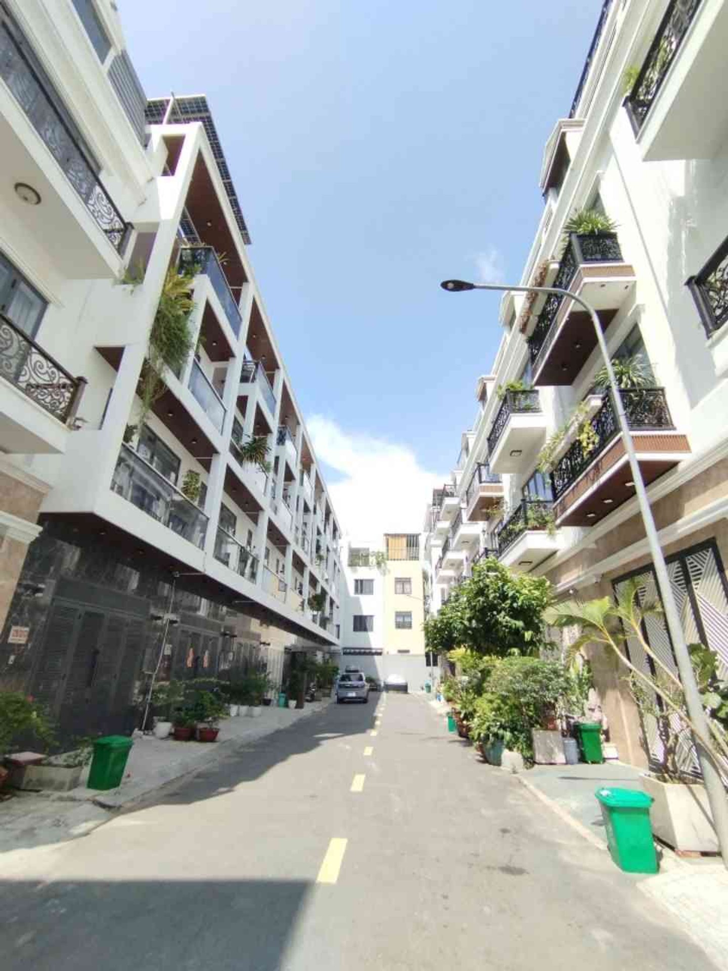 Nhà phố đẹp, hẻm rộng, xe hơi vào tận nhà ở Quận 12