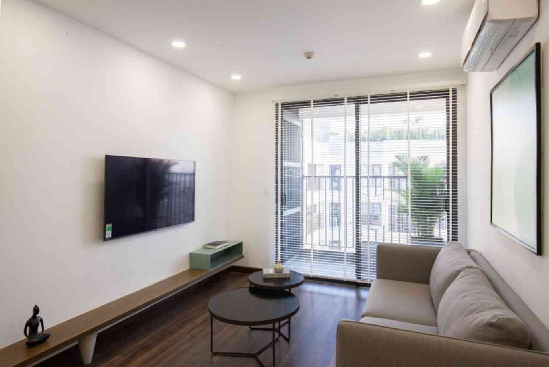 Căn hộ góc 2 phòng ngủ với view phố rộng mở tại Imperia Minh Khai