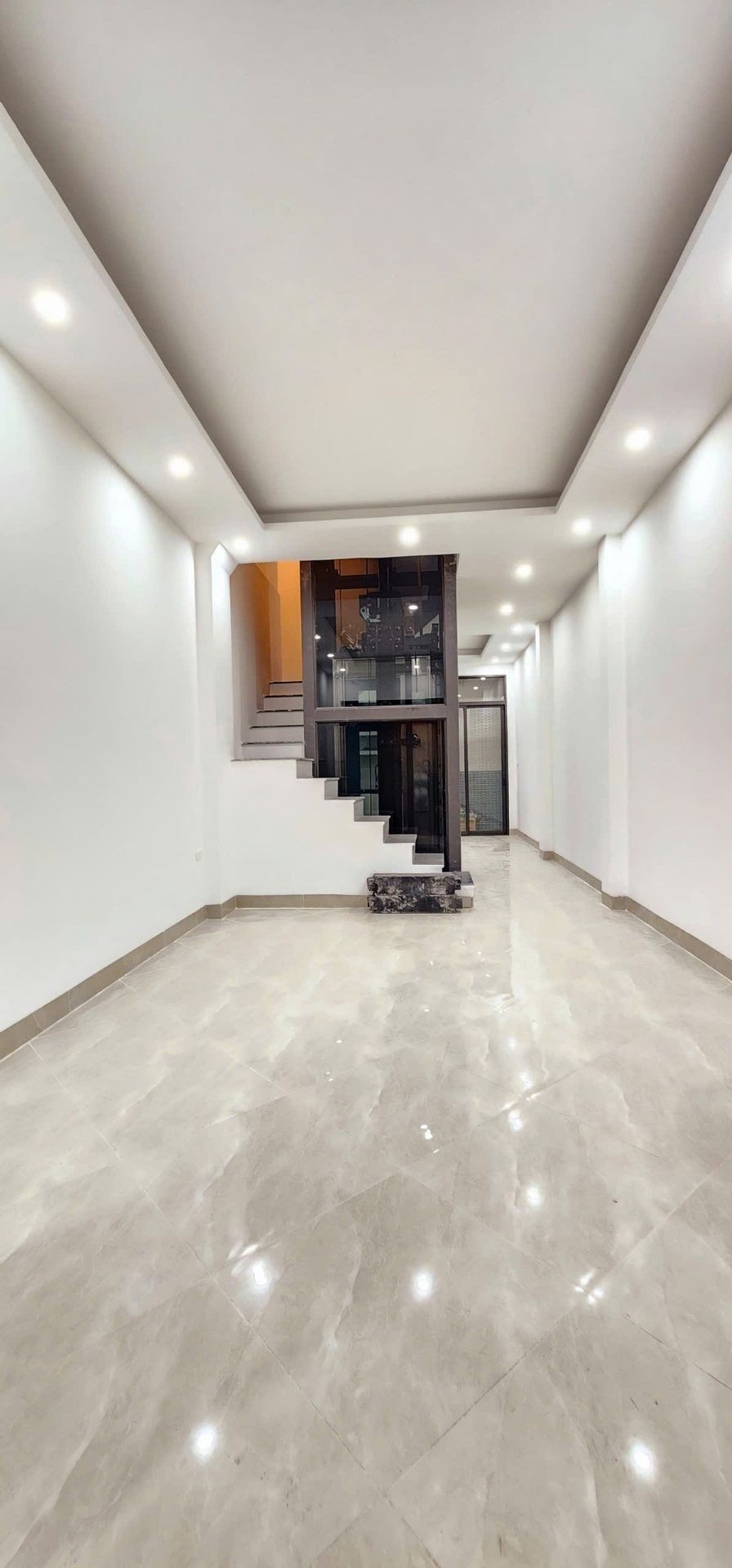 Nhà 5 tầng đẹp, thang máy, gần ô tô, giá sốc giảm ngay 400 triệu