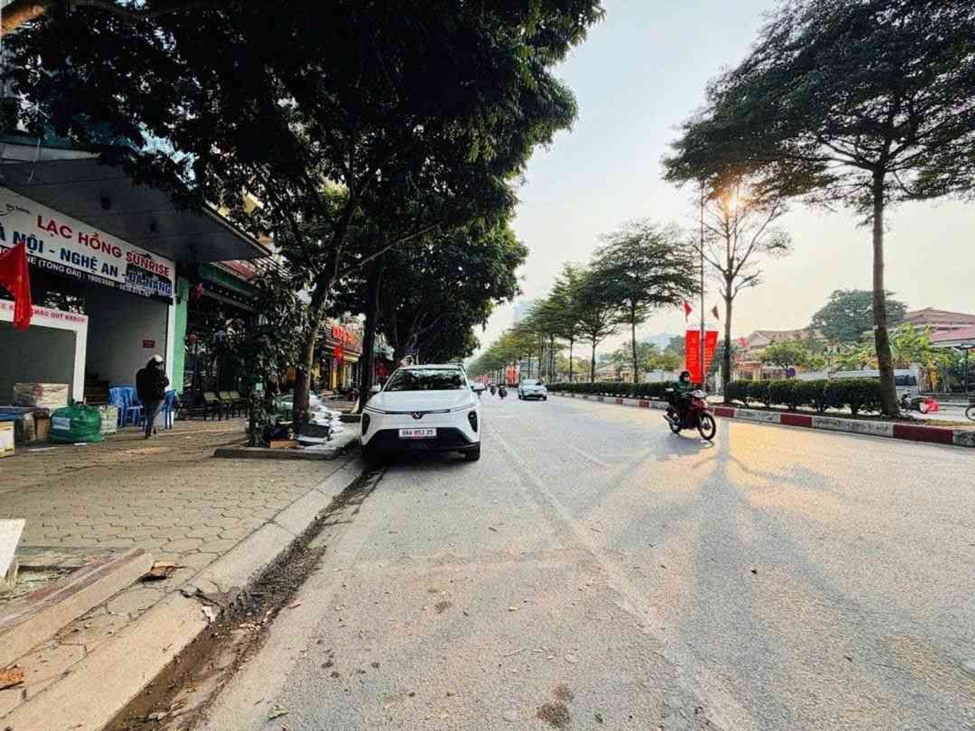 Bán nhà mặt phố Trần Vỹ - View hồ điều hòa 6 tầng thang máy