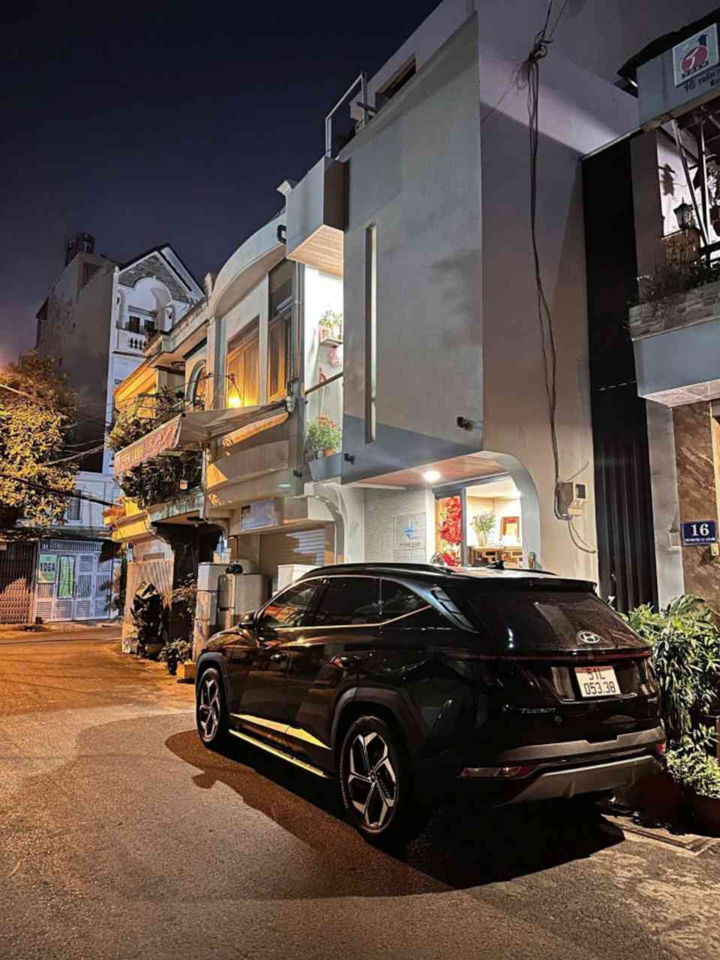 Nhà mặt phố 2 tầng cực xịn, kinh doanh đỉnh giữa lòng thành phố