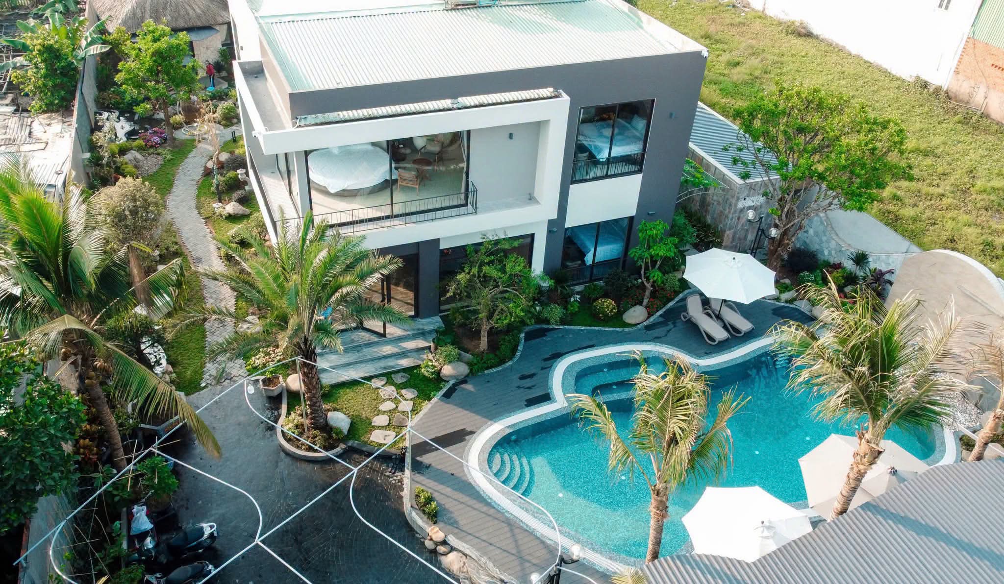 VILLA NGHỈ DƯỠNG GIỮA LÒNG SÀI GÒN - hơn 700m2 - HỒ BƠI & SÂN VƯỜN - TRUNG TÂM THỦ ĐỨC