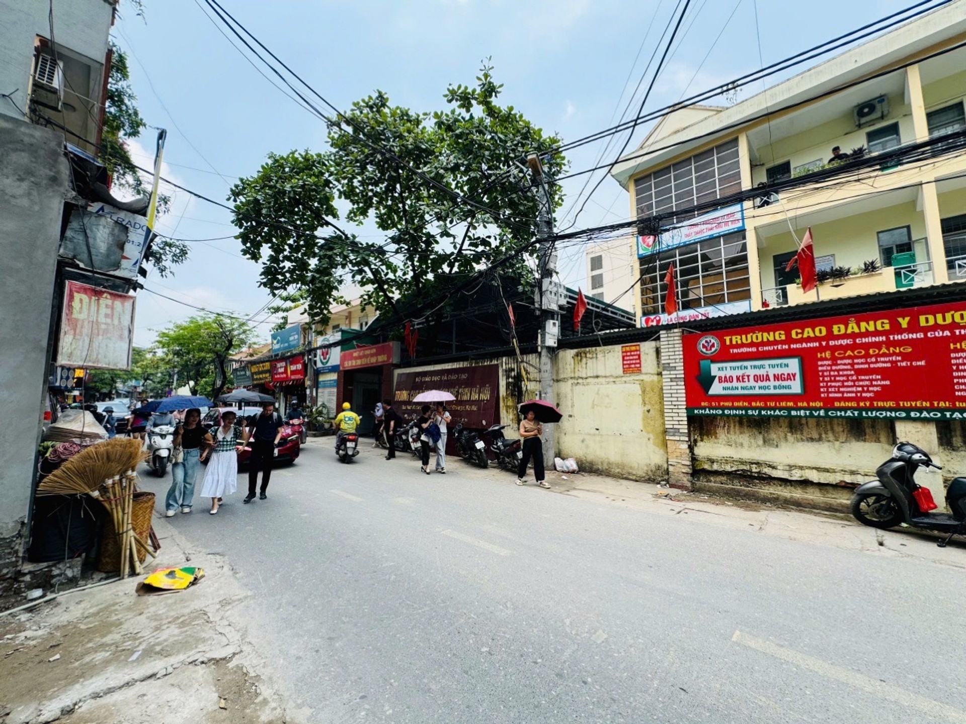 Bán tòa nhà mặt phố Phú Diễn gần ĐH Tài NGuyên doanh thu 250tr.tháng