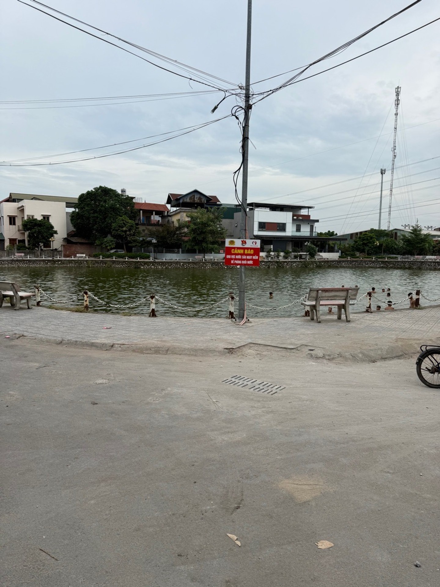 Bán nhà riêng 3 tầng 99 m2 mặt ngõ ô tô tránh, kinh doanh tốt