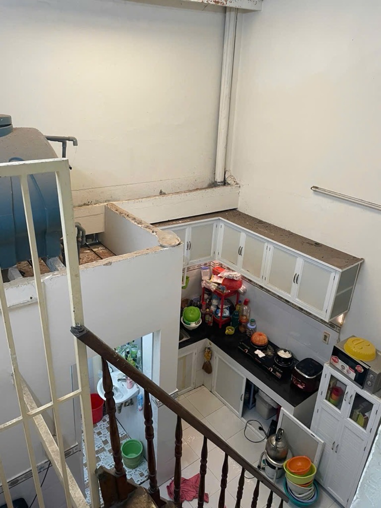 Nhà 2 tầng, 3 phòng ngủ tại Phú Định, hẻm ôtô đổ cửa