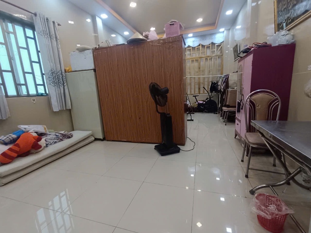 Nhà phố 4 phòng ngủ, ô tô đậu trong nhà, giá tốt Quận 8