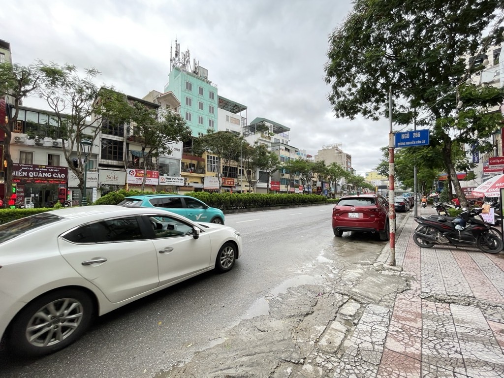 Nhà 5 tầng hiện đại ngay trung tâm Long Biên, rộng rãi tiện nghi