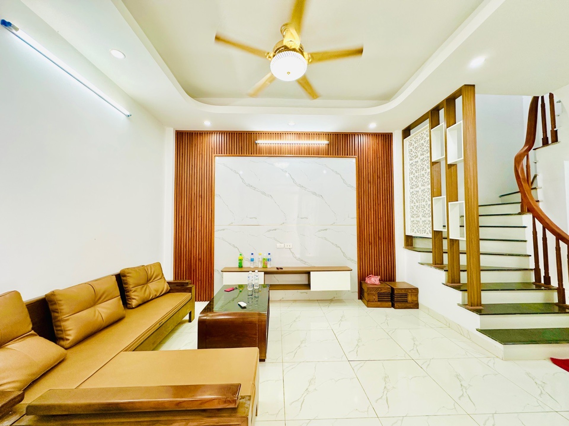 Bán nhà 5 tầng 43m2 khu vực Thạch Bàn, hướng Nam giá 7.5 tỷ