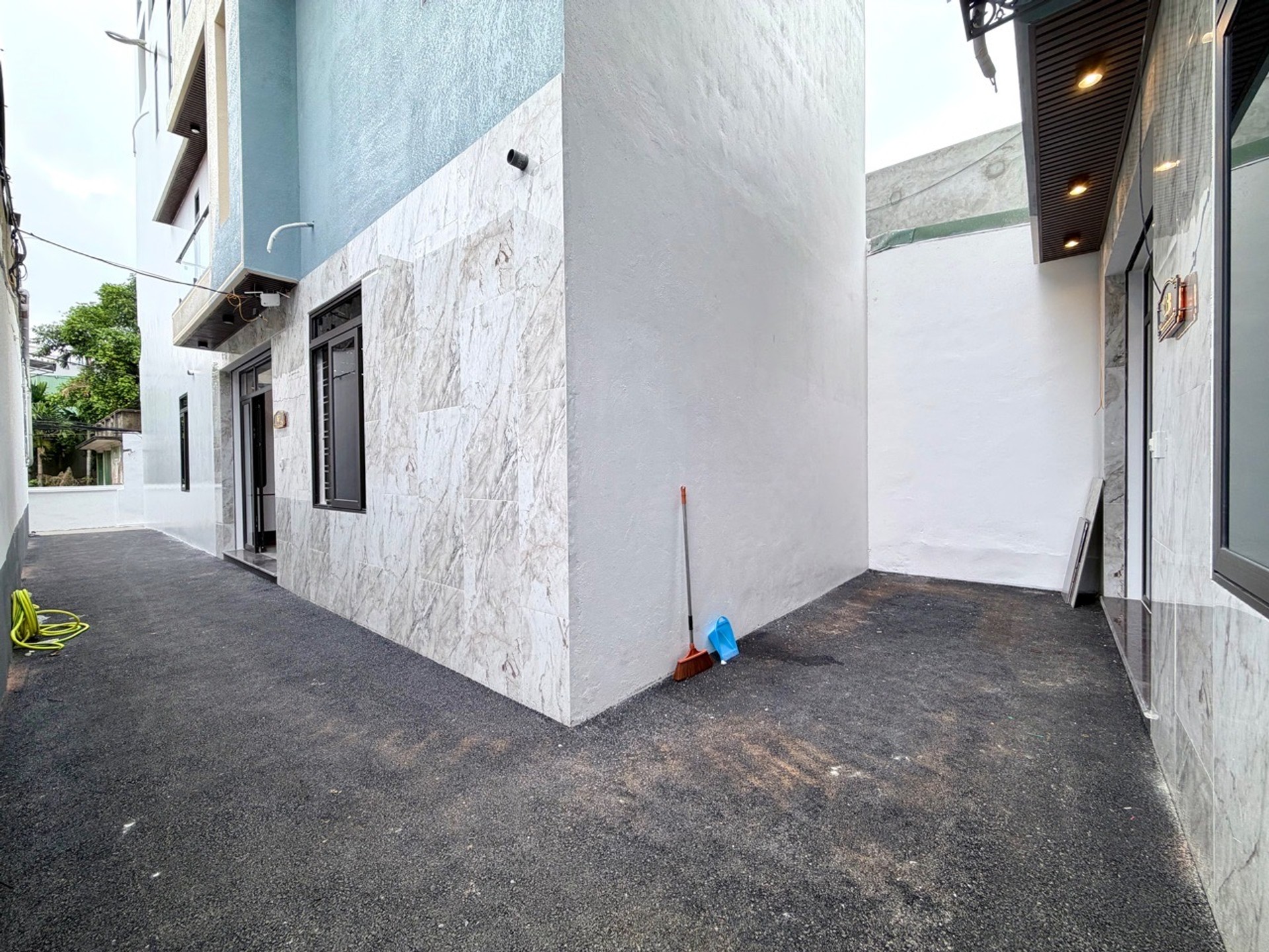 Nhà 4 tầng mới xây sân cổng riêng tại phố trung tâm Hồ Sen, diện tích 51 m²