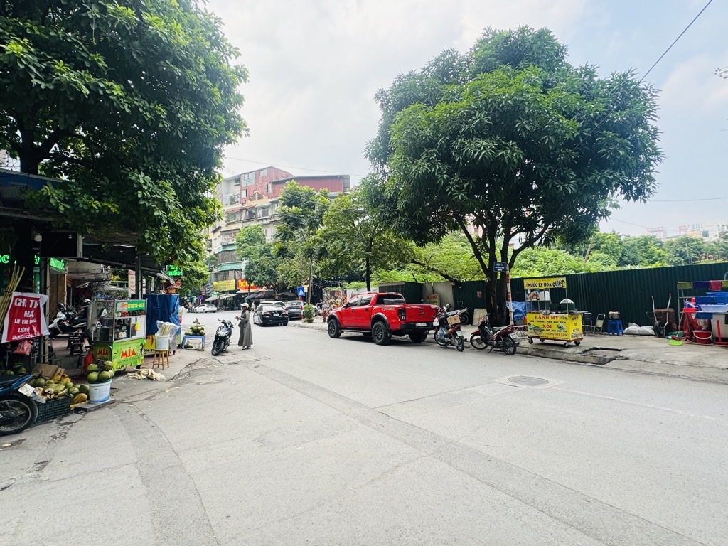 Bán tòa văn phòng mặt phố Dương Khuê - ô tô tránh doanh thu 124tr/tháng