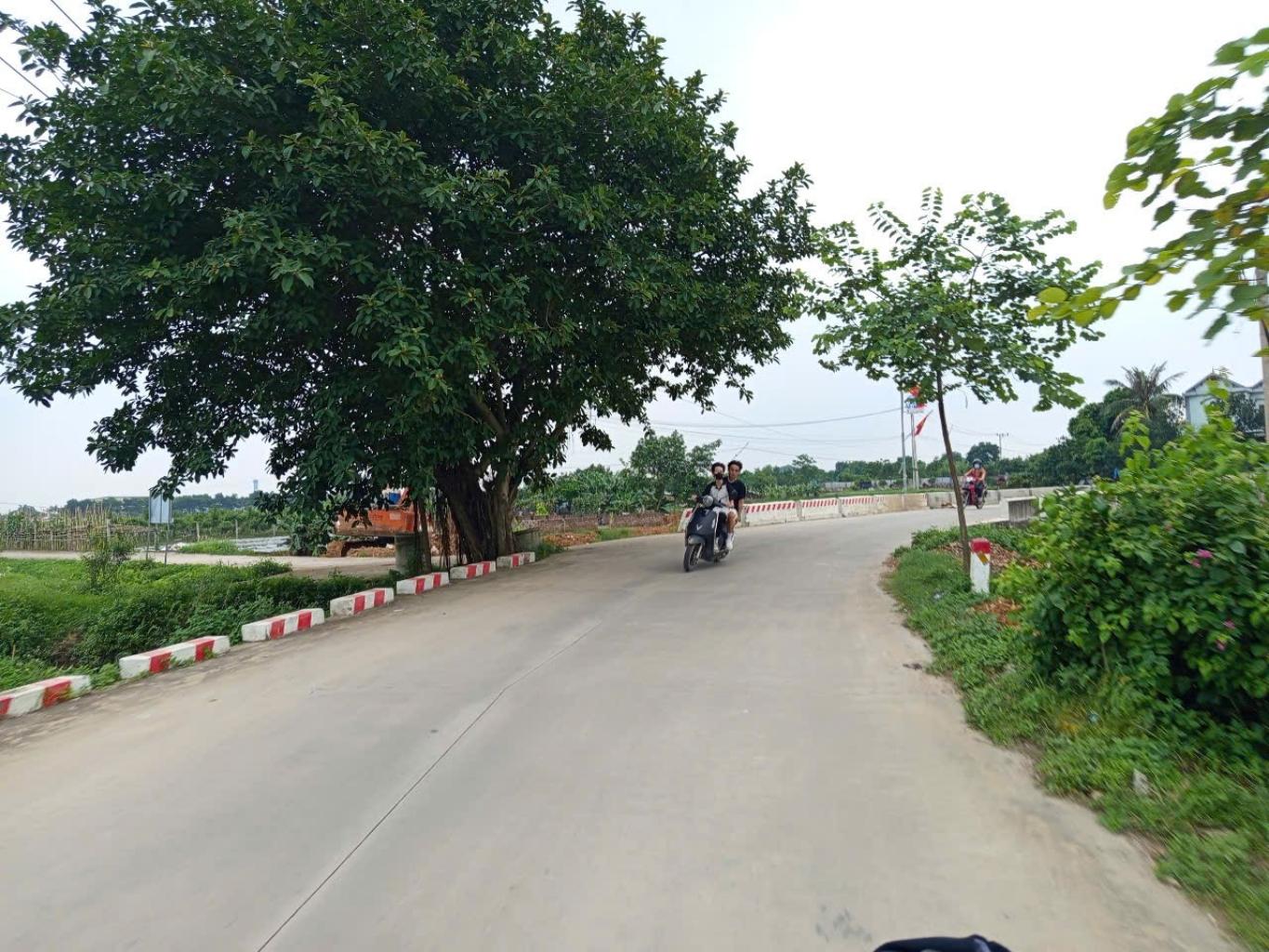 Đất nền ngay đầu làng, đường rộng, kinh doanh cực tiện