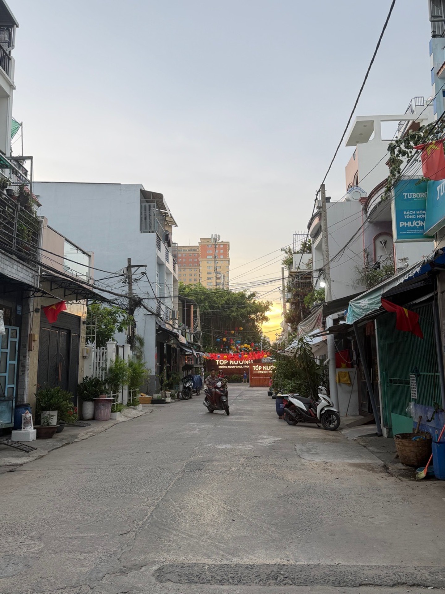 Nhà đẹp Lê Văn Quới, 4 tầng, hẻm xe hơi, tặng full nội thất - Giá hấp dẫn