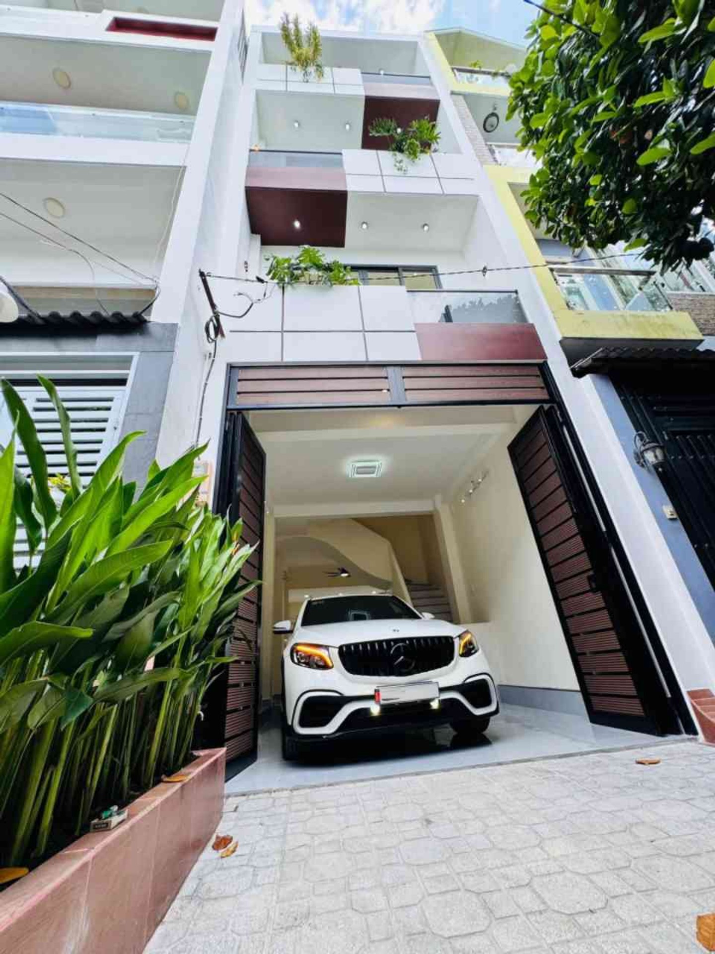 NHÀ ĐẸP QUANG TRUNG Ở NGAY 60m2 GIÁ 7.X tỷ (X hơi thở của gió)
Hẻm xe hơi 2 ô tô tránh
Oto ngủ nhà
