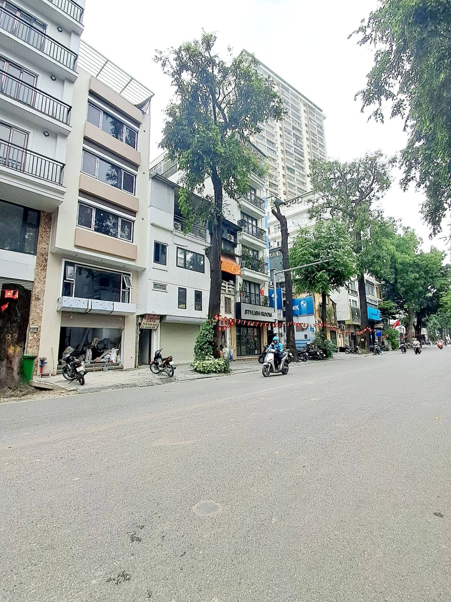 Bán nhà mặt phố 8 tầng lô góc, mặt tiền rộng tại quận trung tâm với thang máy hiện đại